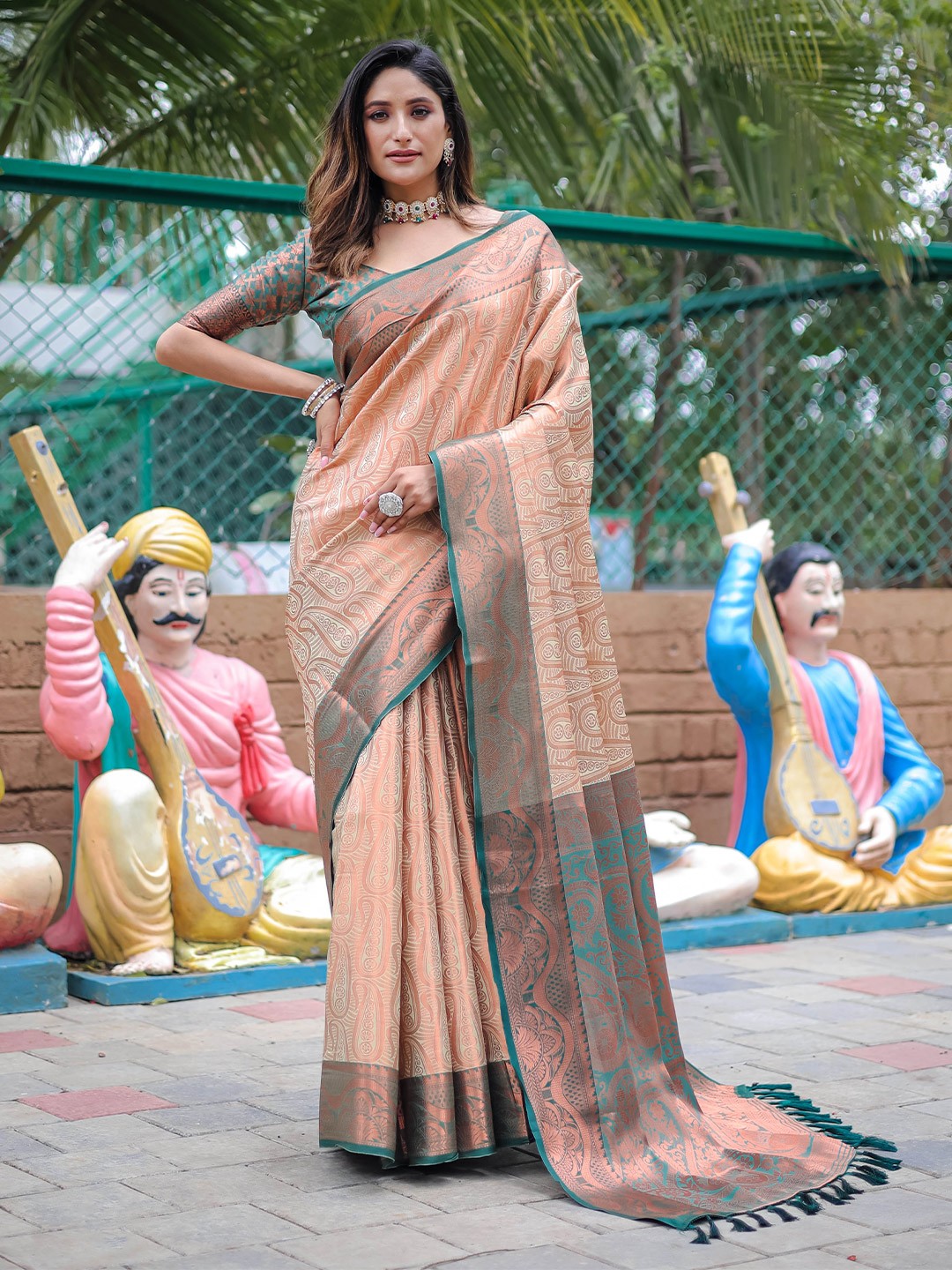 

Mitera Cream-Coloured Paisley Woven Design Zari Saree