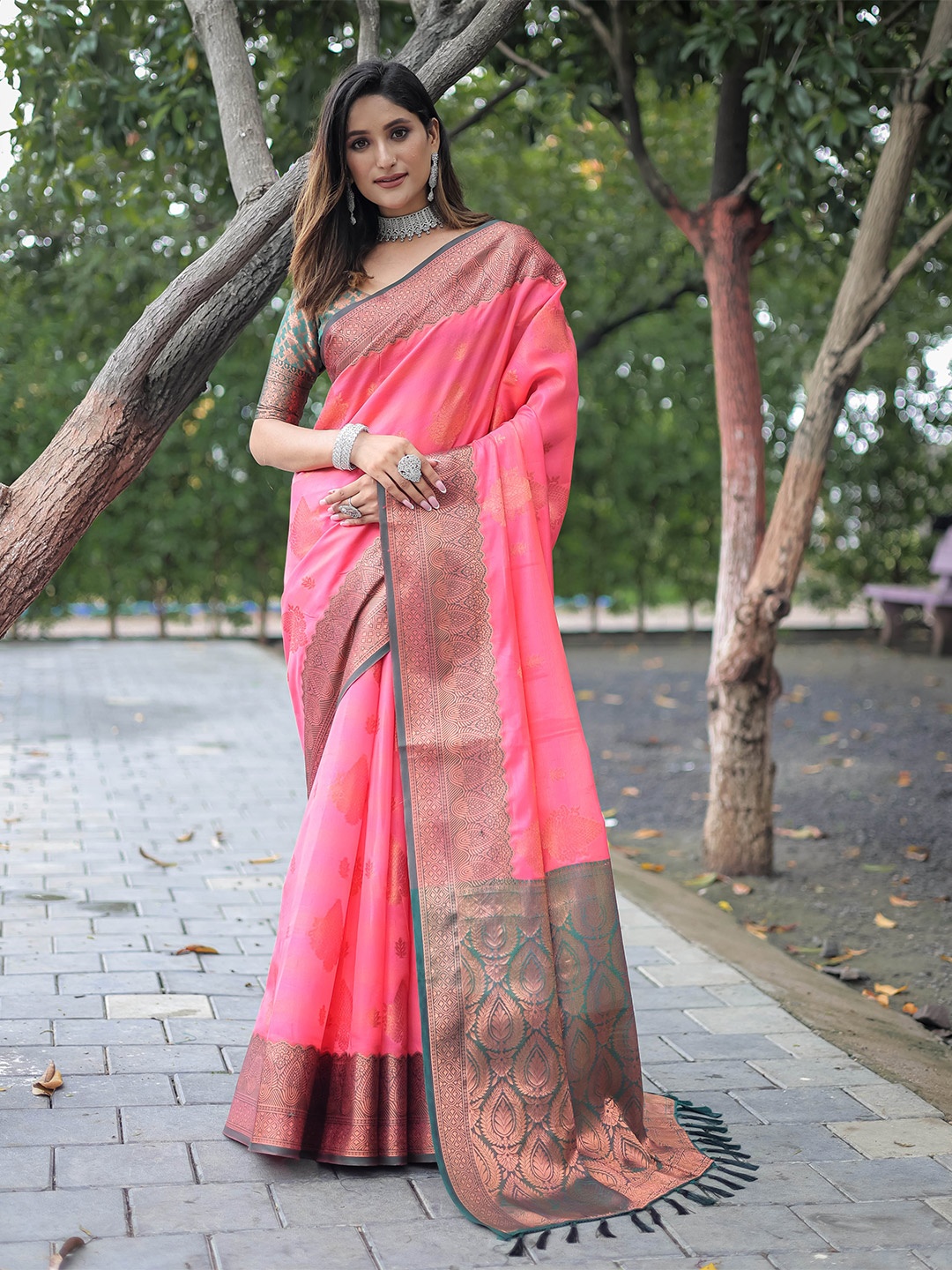 

Mitera Pink Ethnic Motifs Woven Design Zari Saree