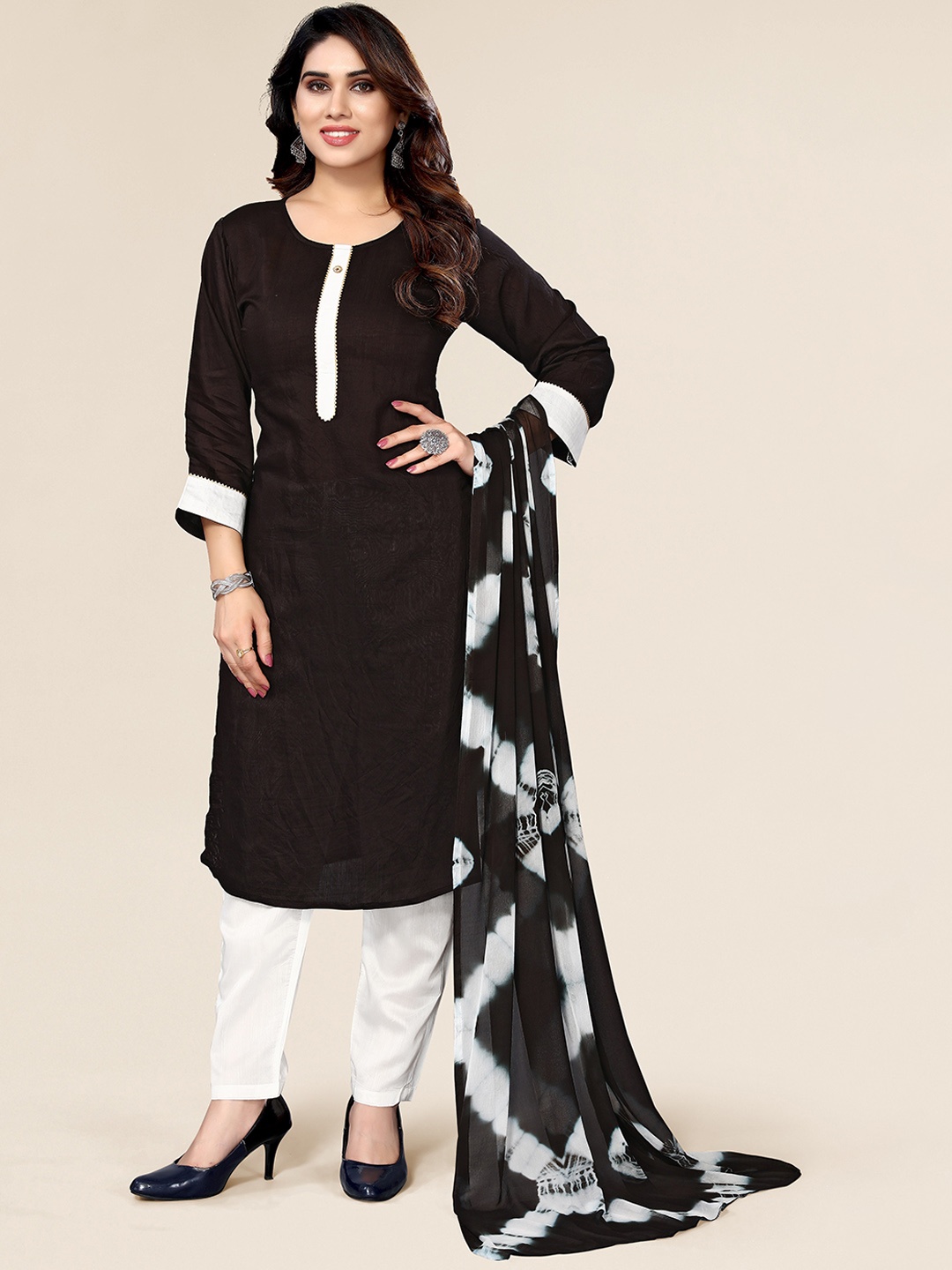 

DIVASTRI Round Neck Gotta Patti Straight Kurta & Trousers With Dupatta, Black