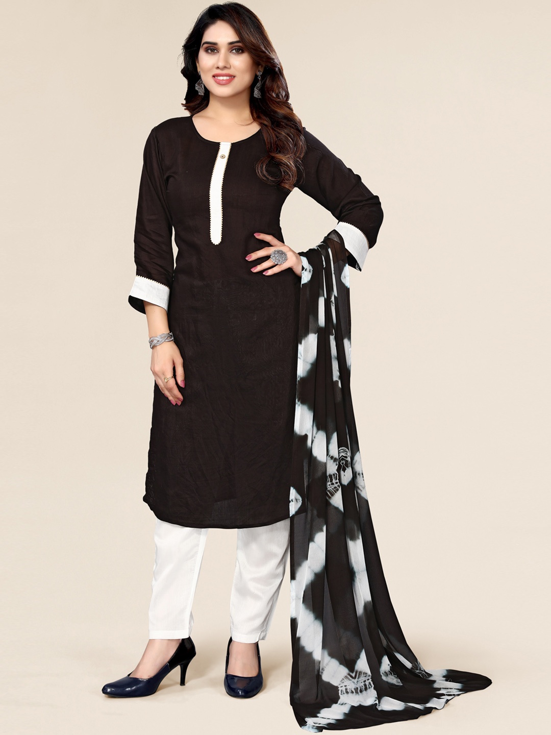

DIVASTRI Round Neck Gotta Patti Straight Kurta & Trousers With Dupatta, Black