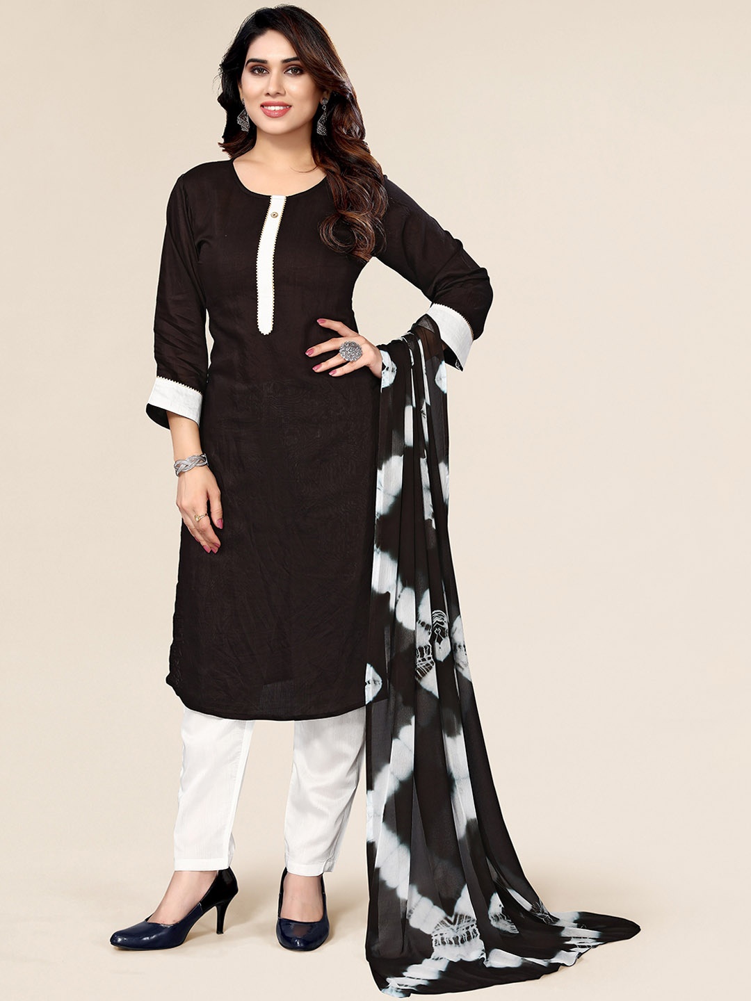 

DIVASTRI Round Neck Gotta Patti Straight Kurta & Trousers With Dupatta, Black
