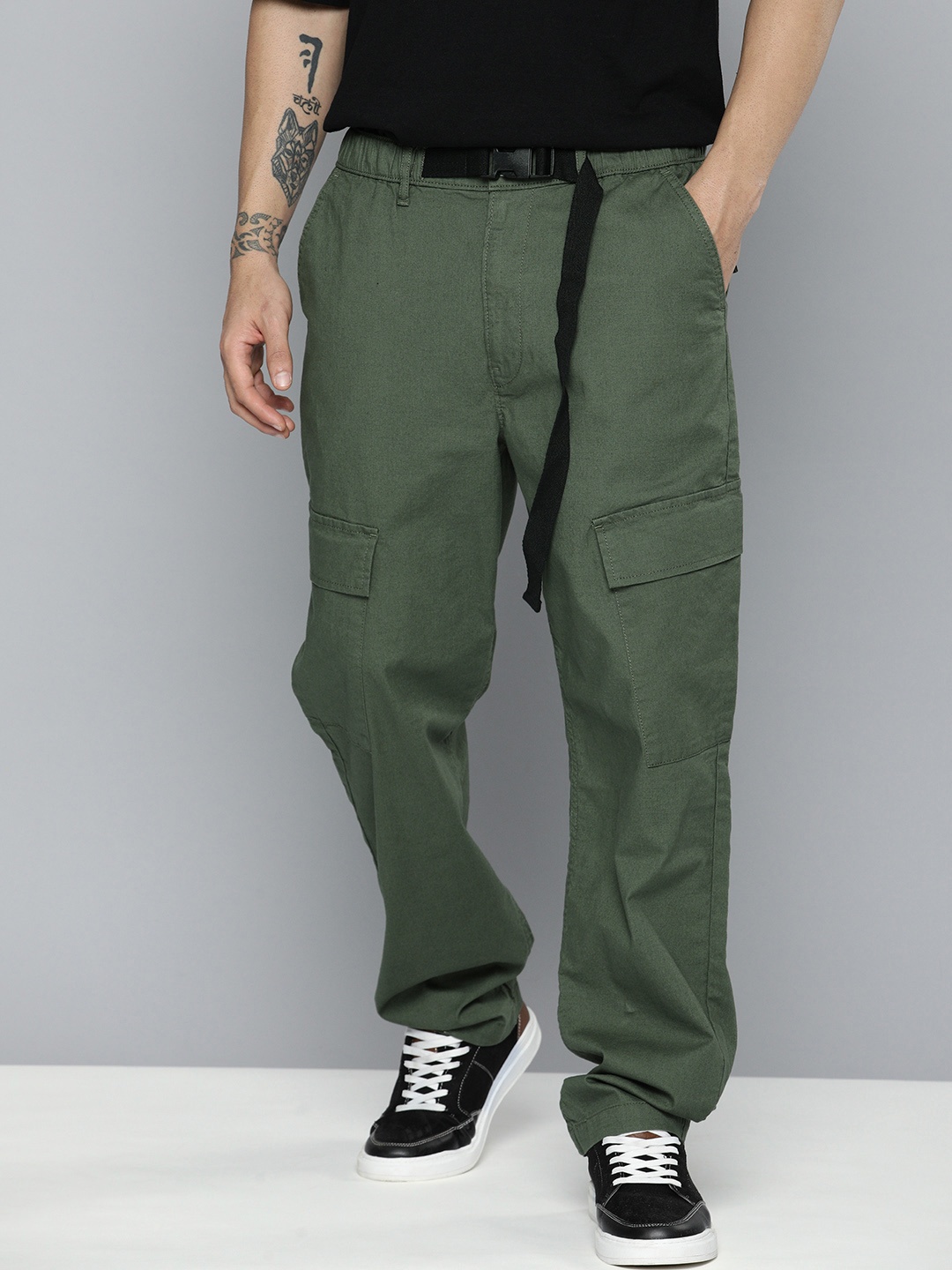 

Levis Men Solid Mid-Rise Cargos, Olive