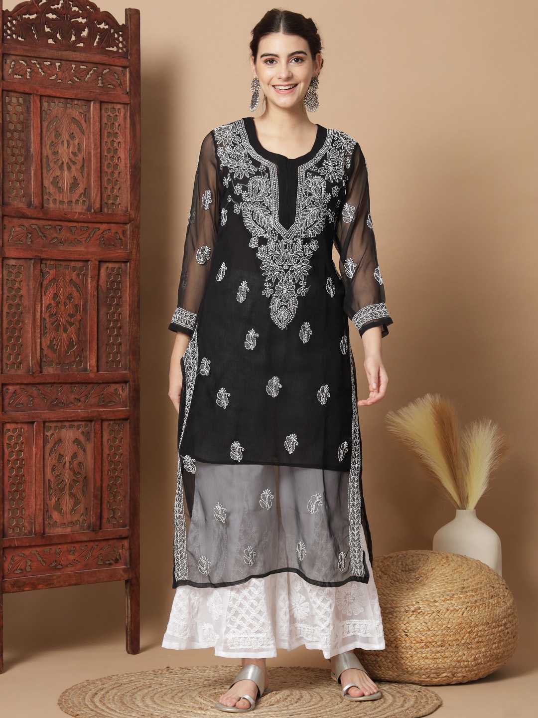 

Ethnava Ethnic Motifs Embroidered Chikankari Straight Kurta, Black