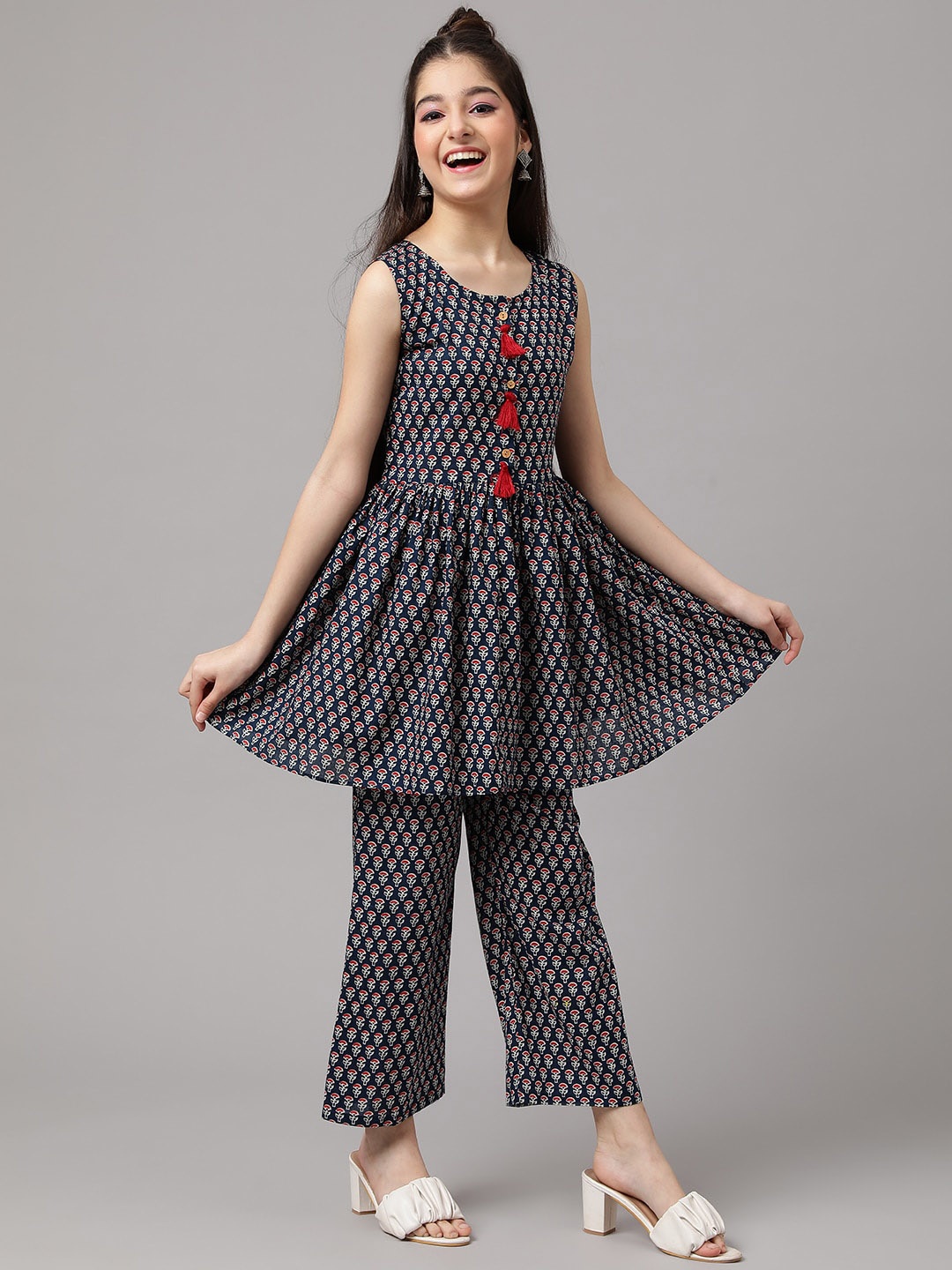 

Inddus Girls Floral Printed Regular Kurti with Trousers, Blue