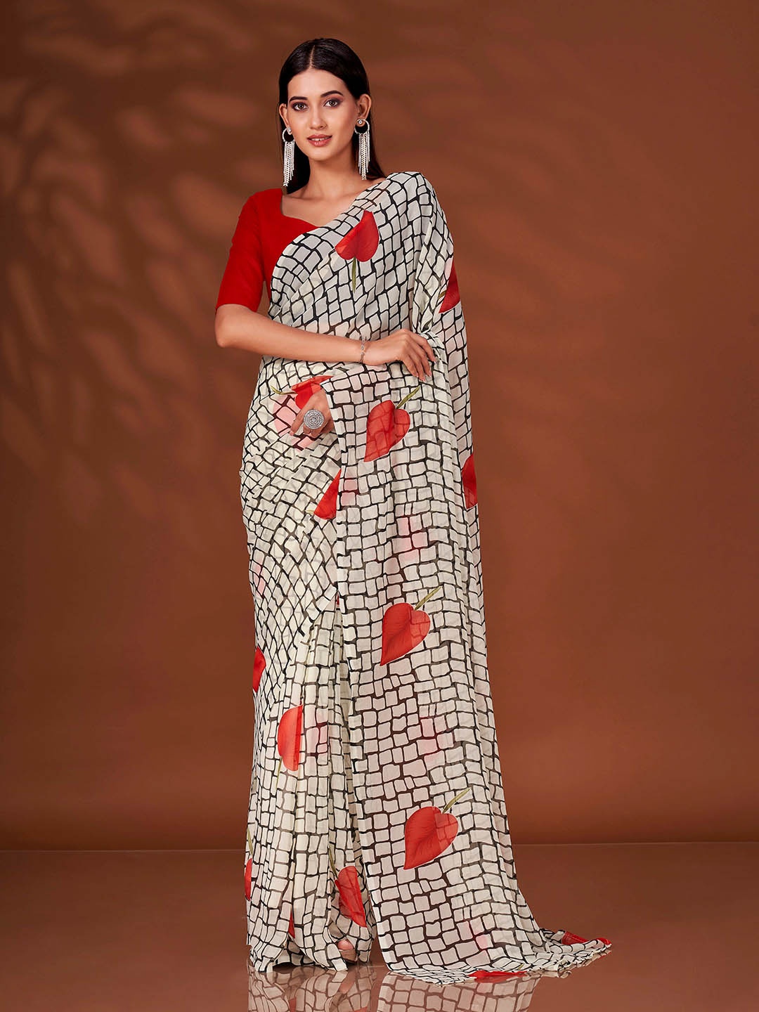 

Tikhi Imli Abstract Printed Poly Georgette Ready to Wear Saree, Cream