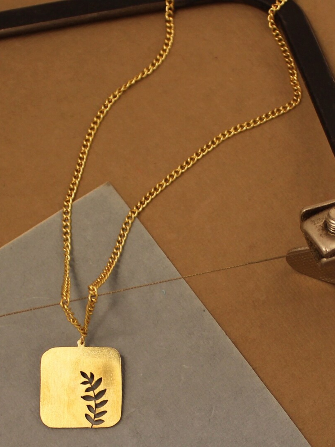 

Goldnera Gold-plated Pendant With Chain