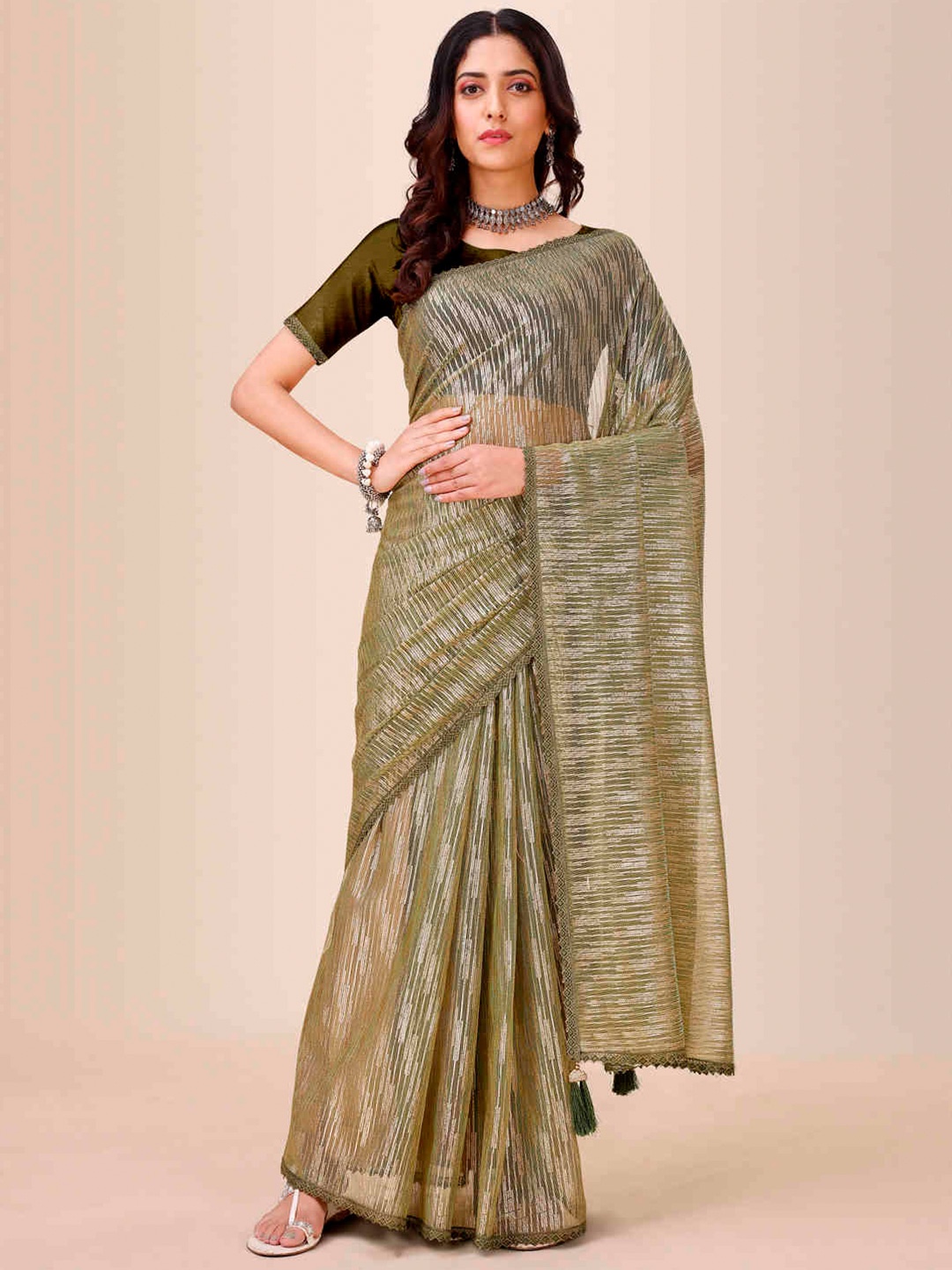 

Indian Women Embellished Detail Saree, Green