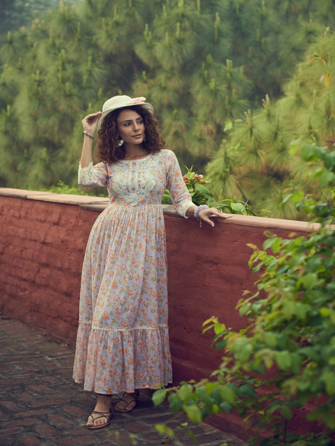 

Ishin White Floral Print Round Neck Maxi Dress