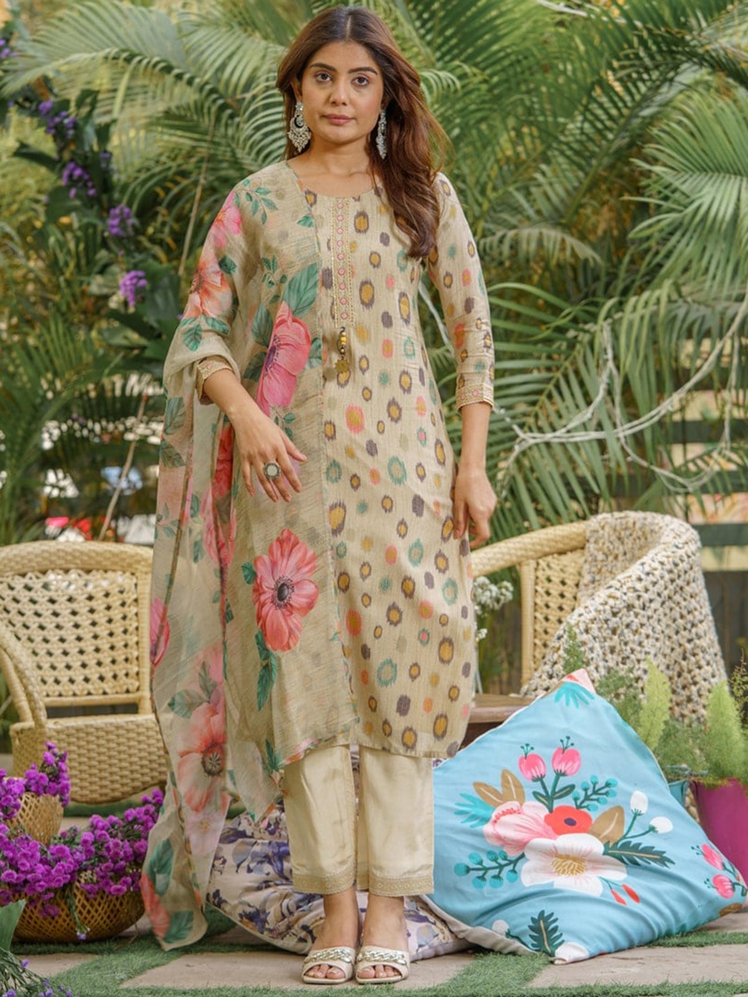 

Ishin Abstract Printed Silk Chiffon Kurta with Trousers & Dupatta, Brown