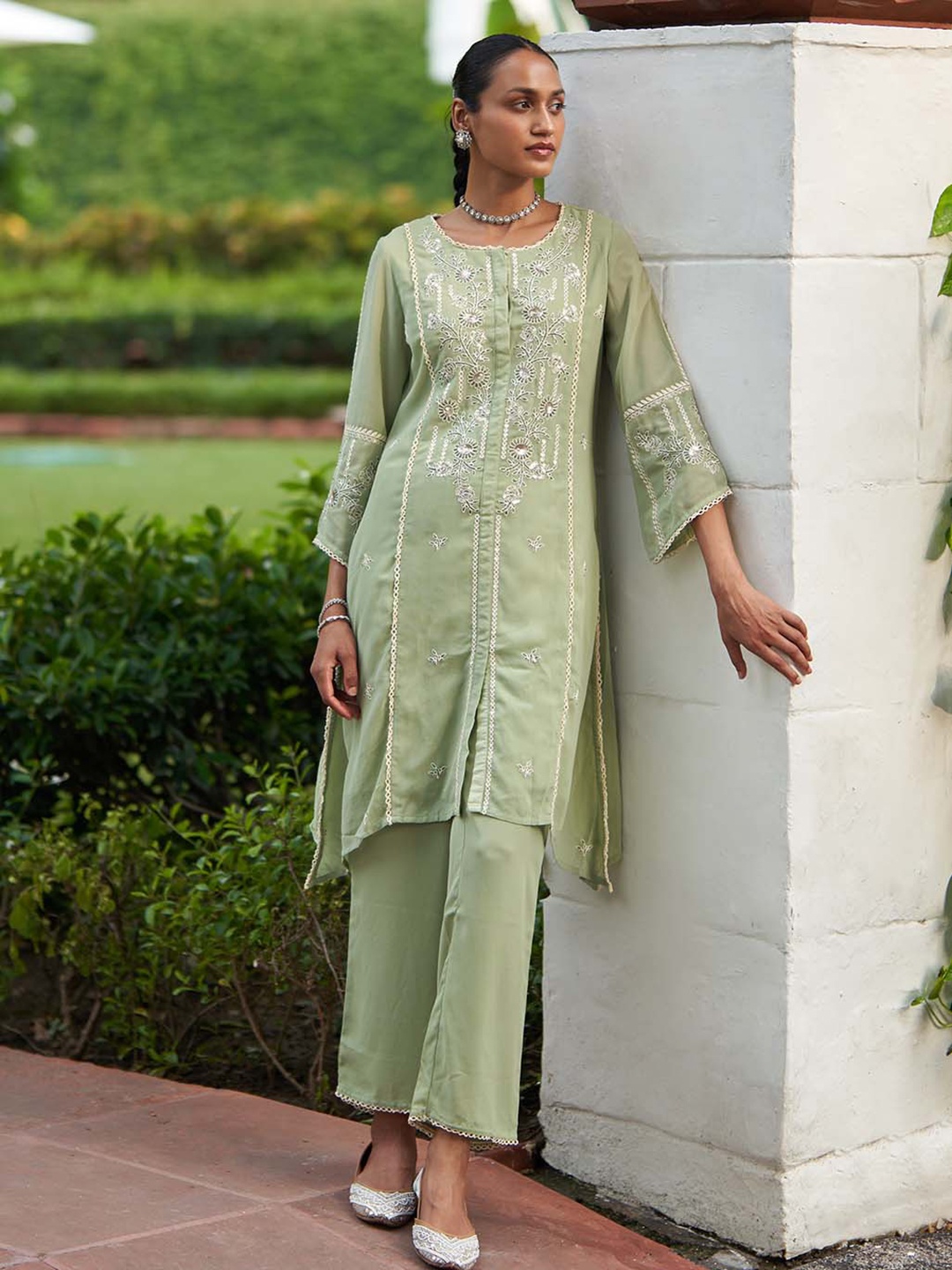 

Lakshita Floral Embroidered Sequinned Kurta With Trousers, Green