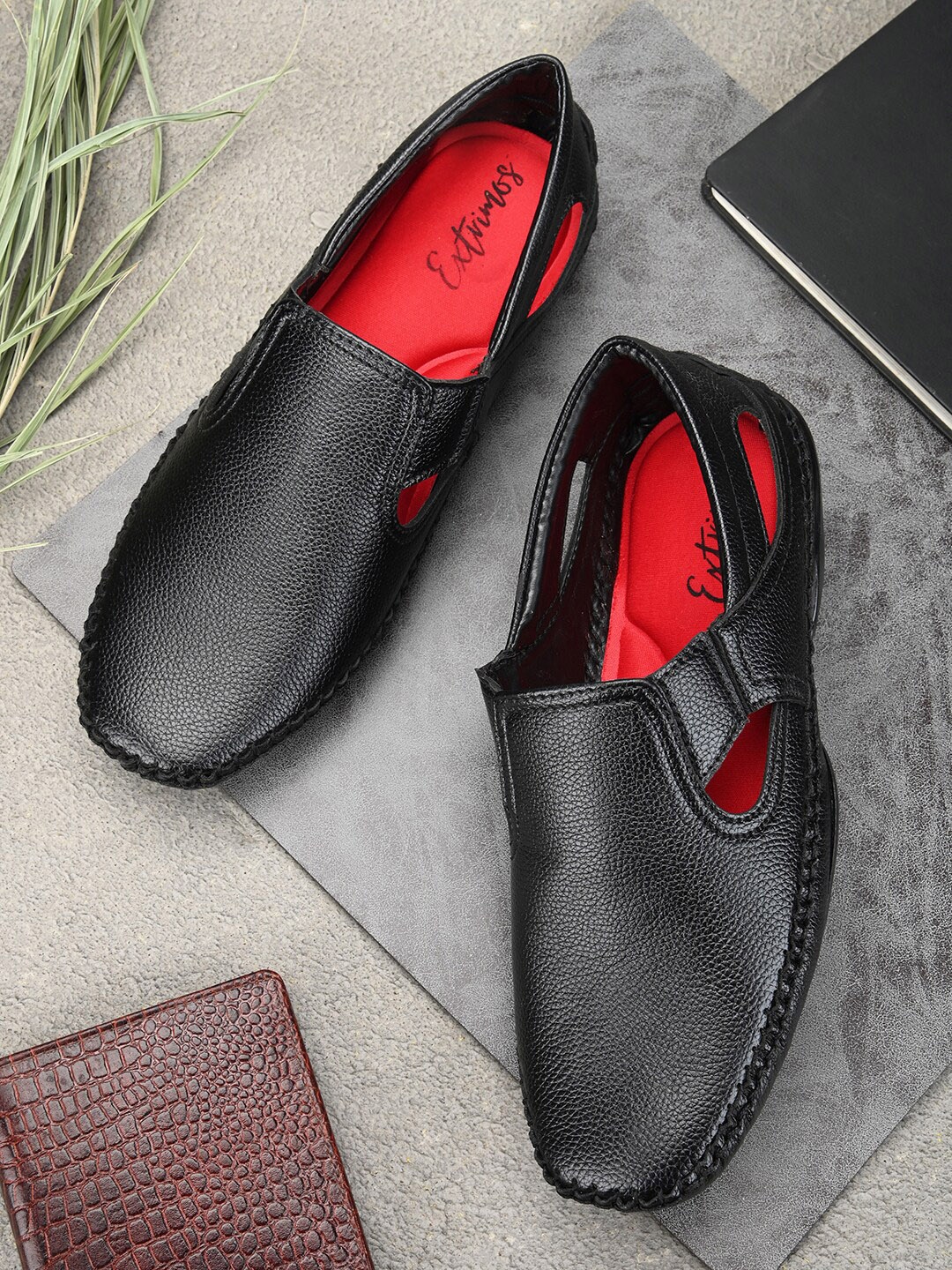 

EXTRIMOS Men Textured Shoe-Style Sandals, Black