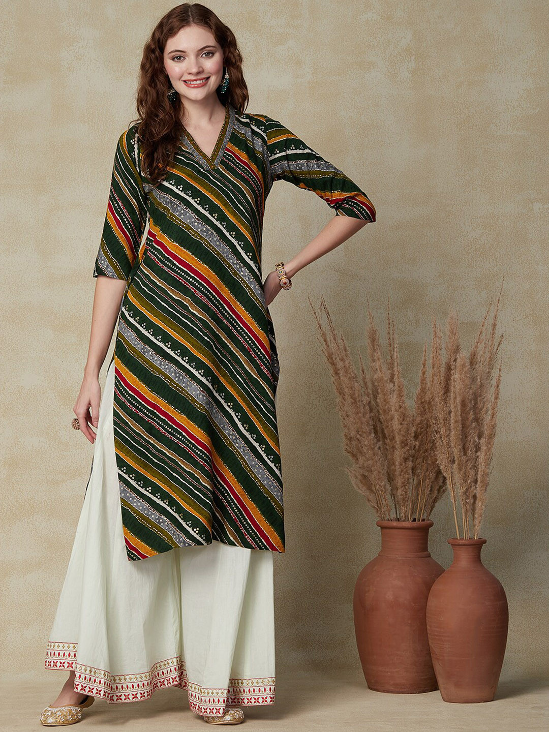

FASHOR Green & Yellow Ethnic Motifs Foil Printed V-Neck Straight Kurta