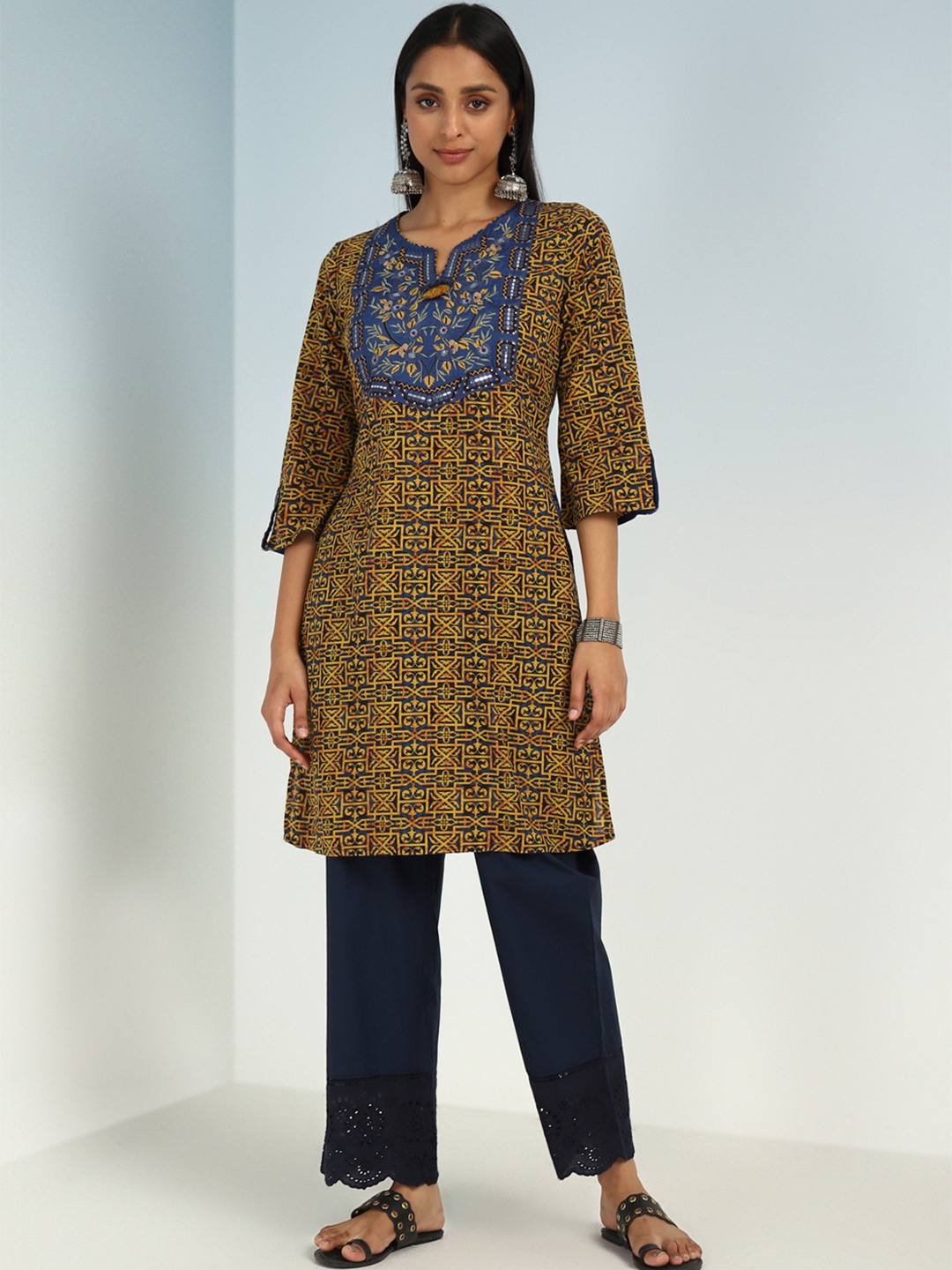 

Lakshita Ethnic Motifs Printed Cold Shoulder Sleeves Straight Kurta, Navy blue