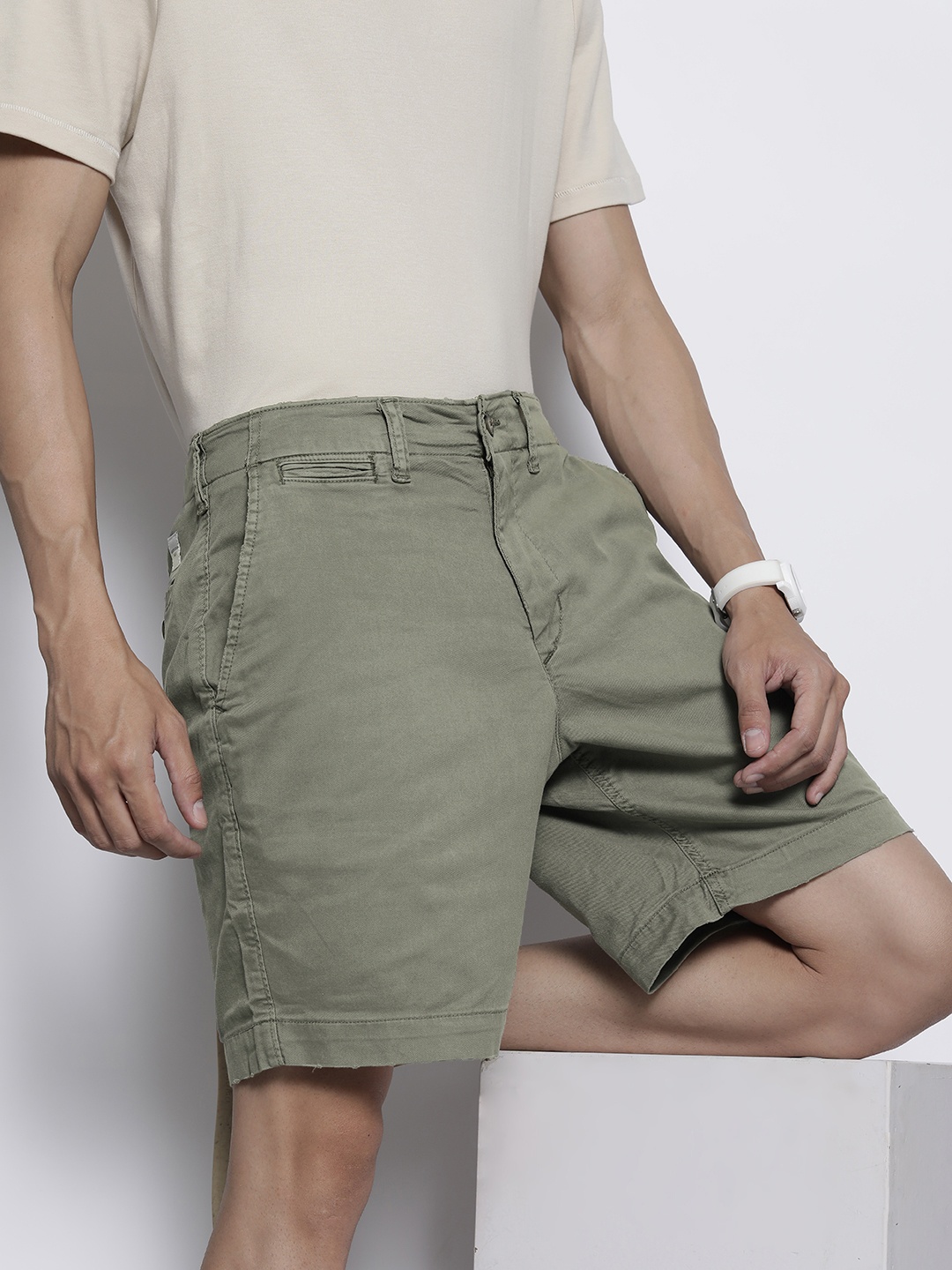 

AMERICAN EAGLE OUTFITTERS Men Mid-Rise Regular Fit Shorts, Olive