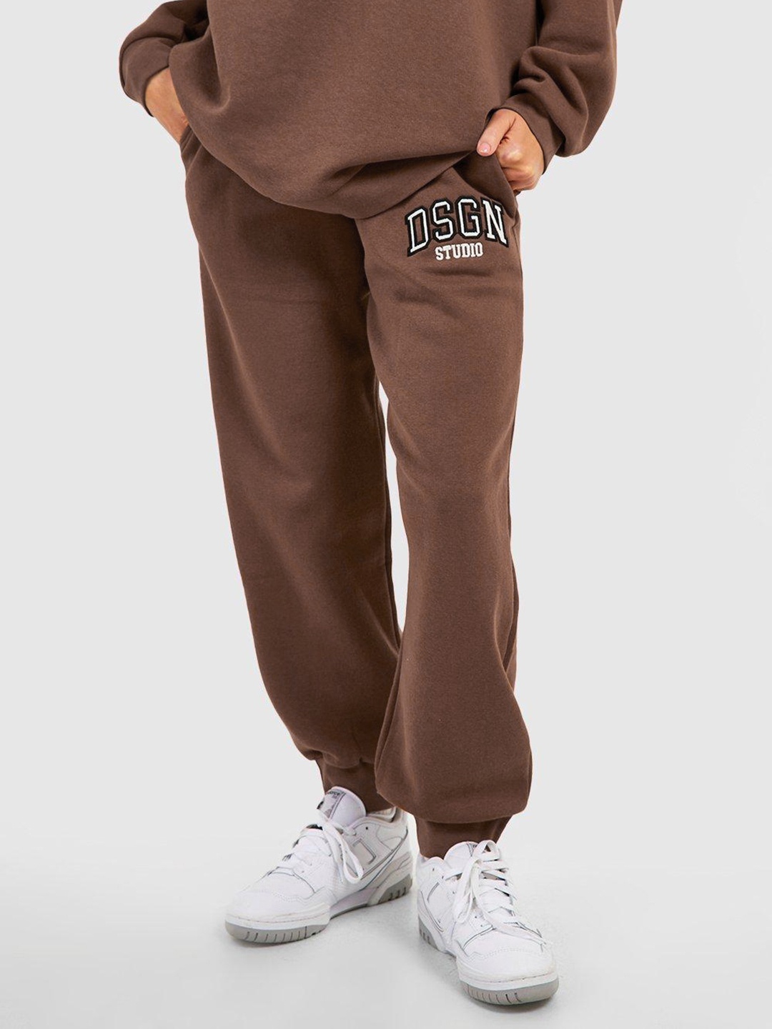 Boohoo Women Applique Detail Oversized Joggers, Brown