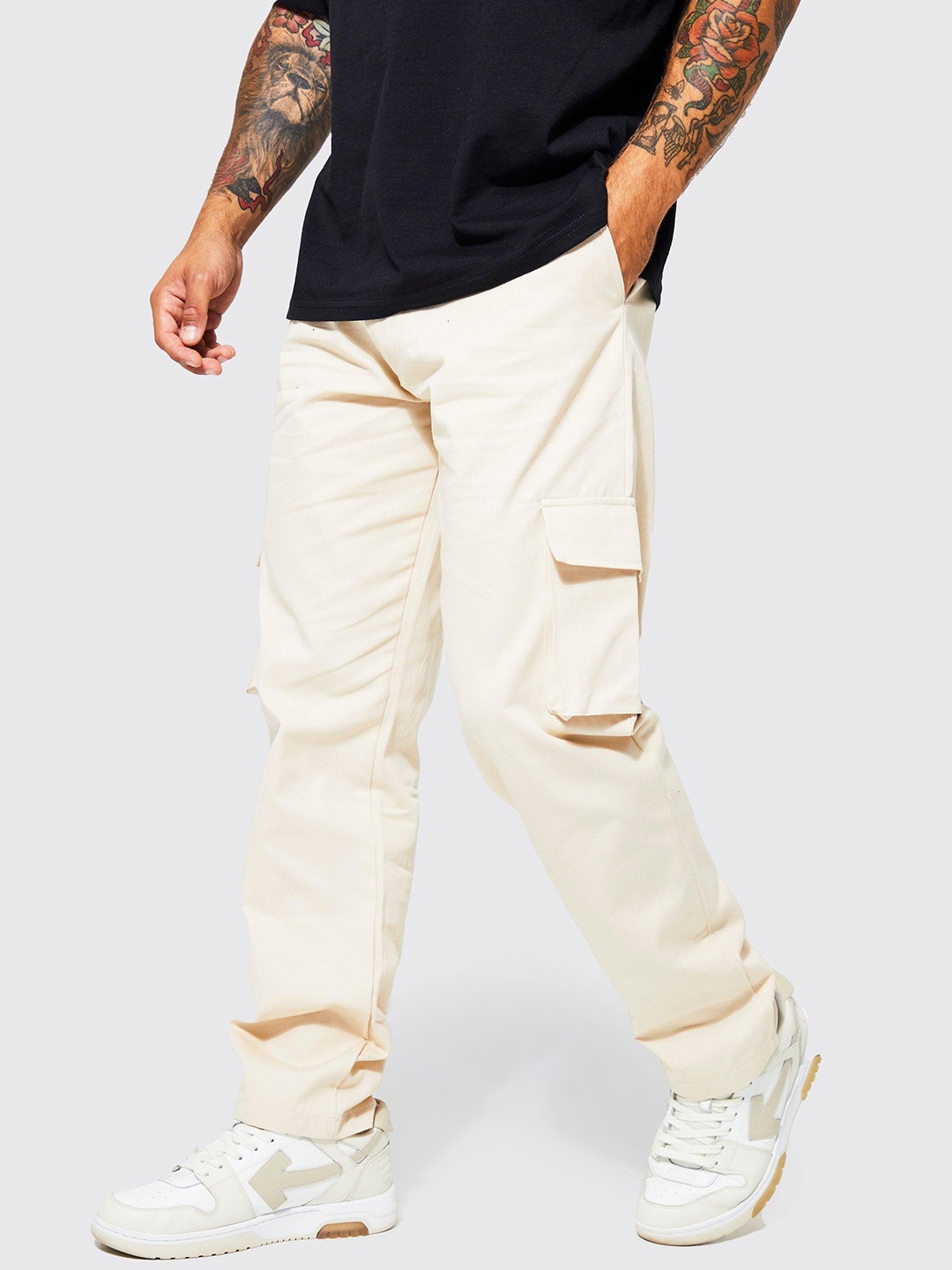 

boohooMAN Men Cotton Relaxed Fit Cargos, Beige