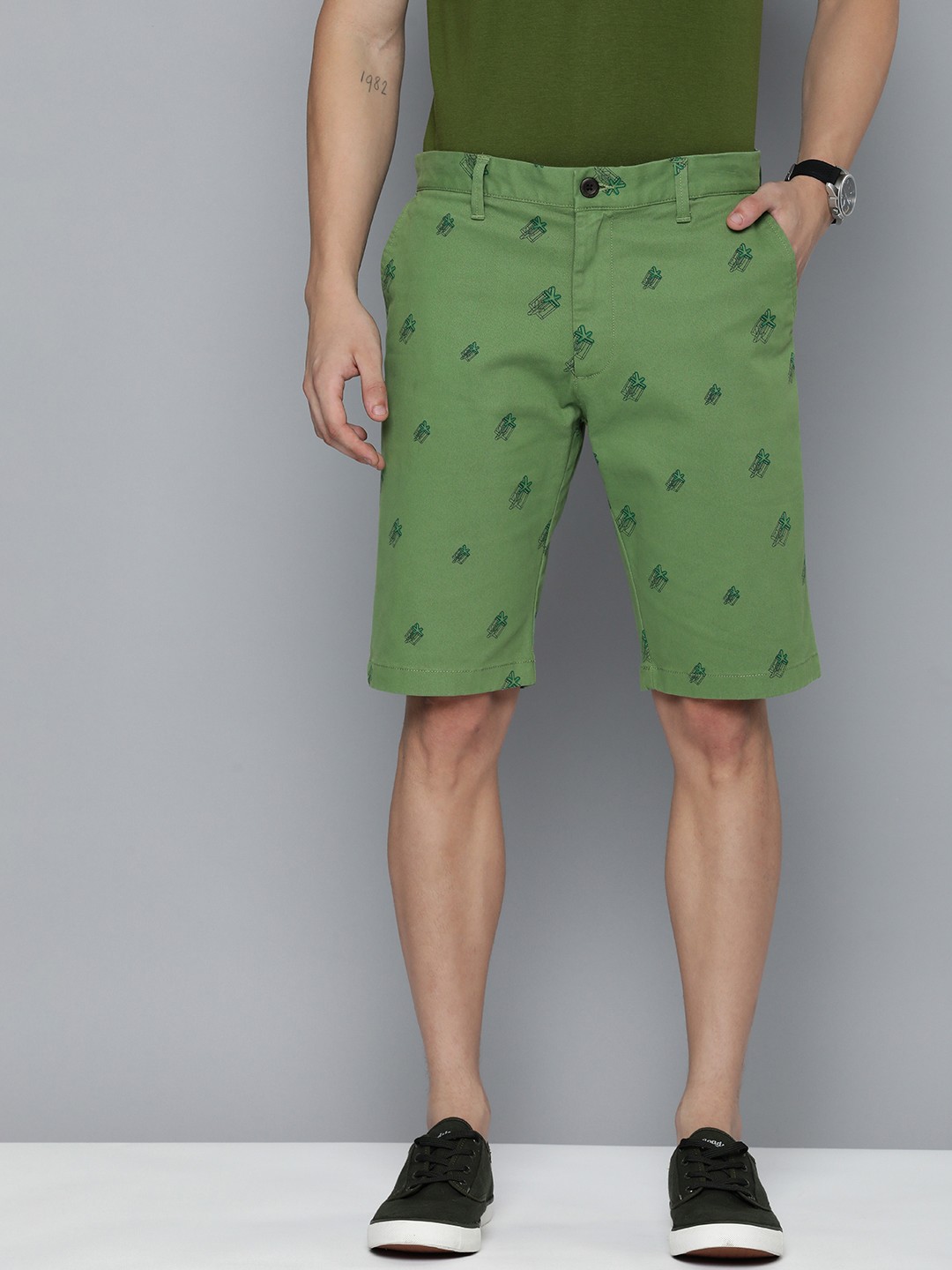 

Indian Terrain Men Conversational Printed Slim Fit Chino Shorts, Green
