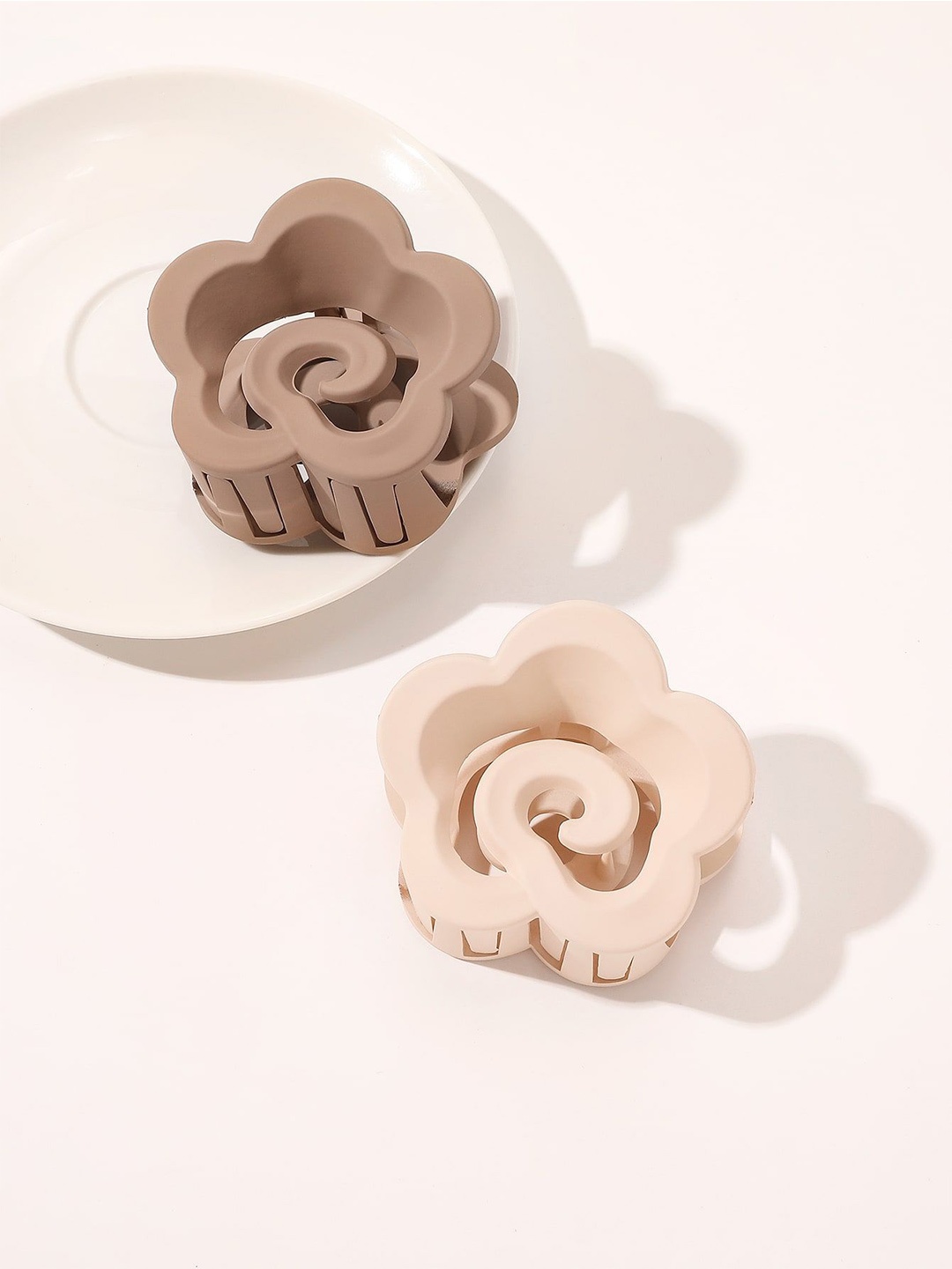 

Krelin Set of 2 Matte Flower Claw Clips, Beige