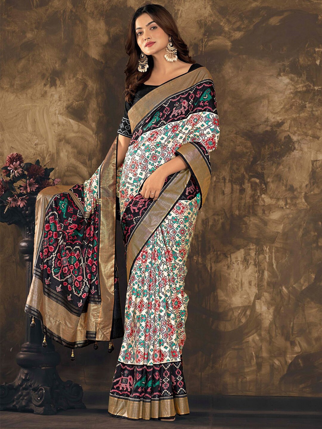 

Satrani White & Green Ethnic Motifs Printed Zari Saree