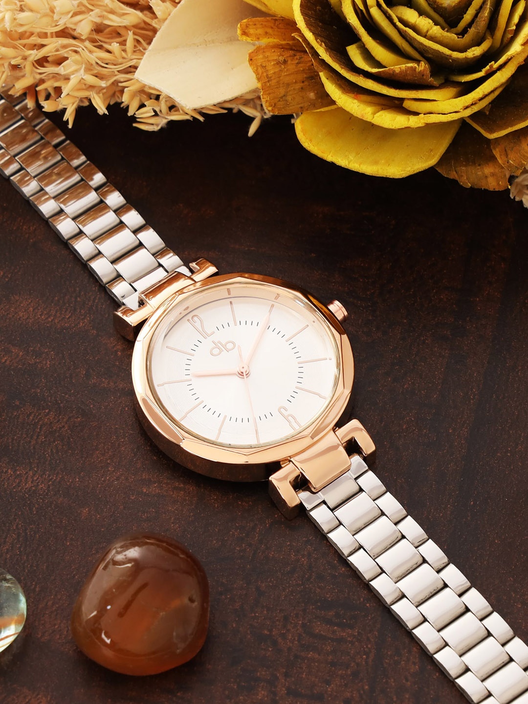 

DressBerry Women Brass Dial & Silver Toned Bracelet Style Straps Analogue Watch DB_SS21_9E