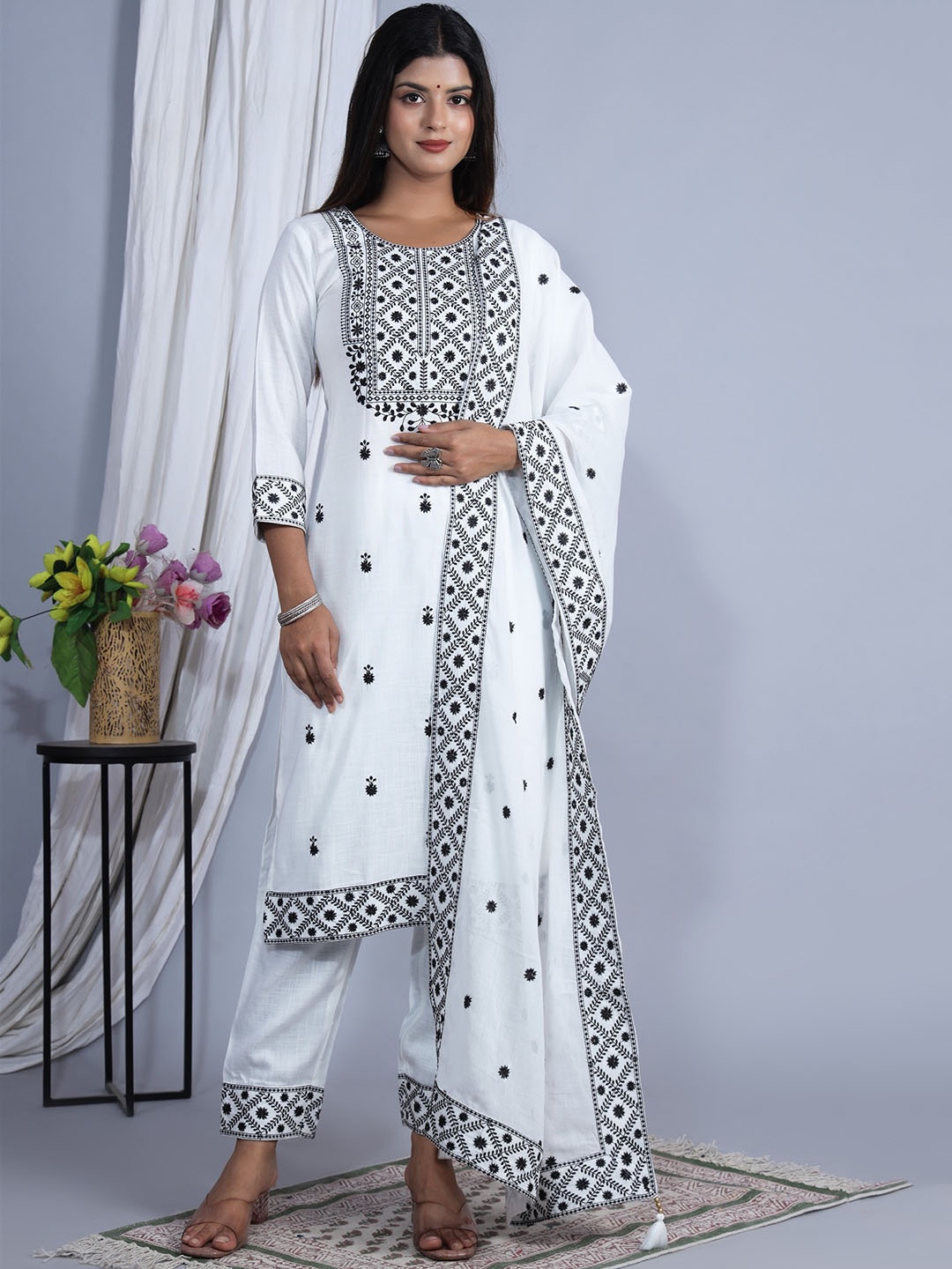 

IkDaiya White Ethnic Motifs Embroidered Thread Work Kurta & Trousers With Dupatta