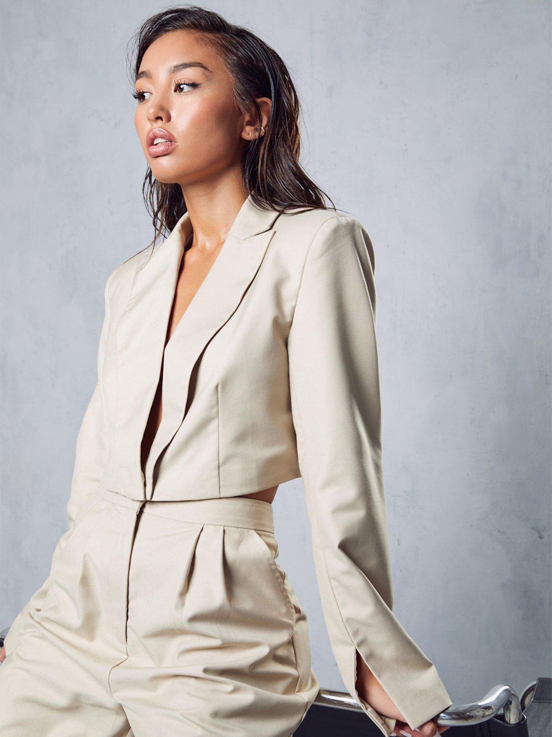 

MISSPAP Solid Boxy Fit Notched Lapel Collar Shoulder Padded Cropped Blazer, Beige