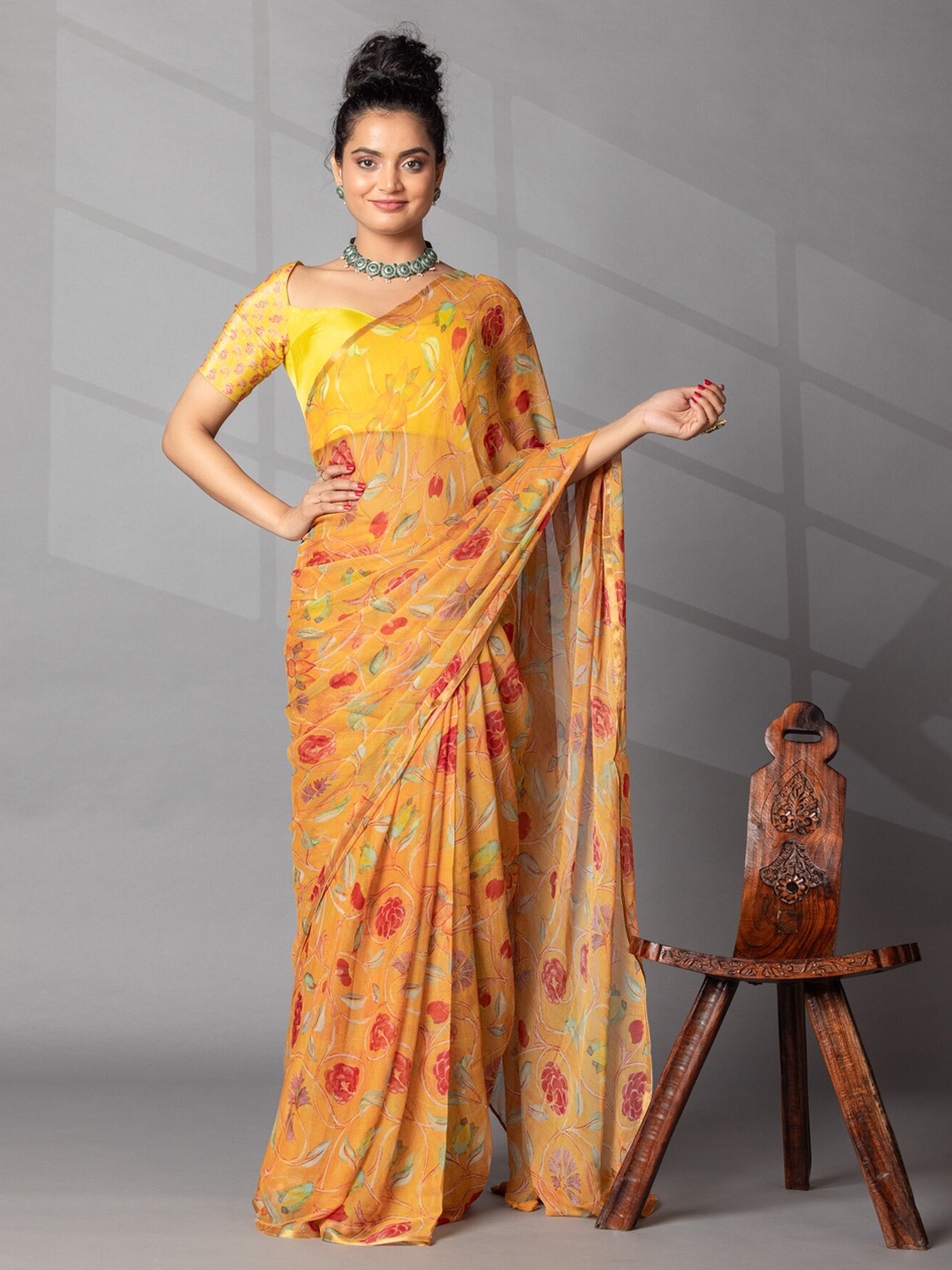 

ZARI Floral Printed Saree With unstitched Blouse Piece, Orange