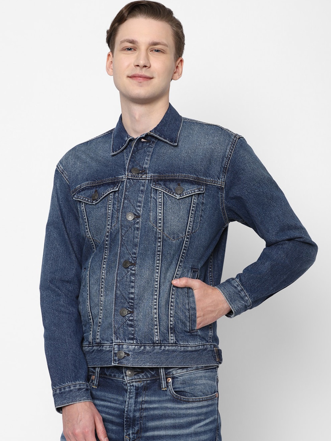 

AMERICAN EAGLE OUTFITTERS Washed Spread Collar Denim Jacket, Blue