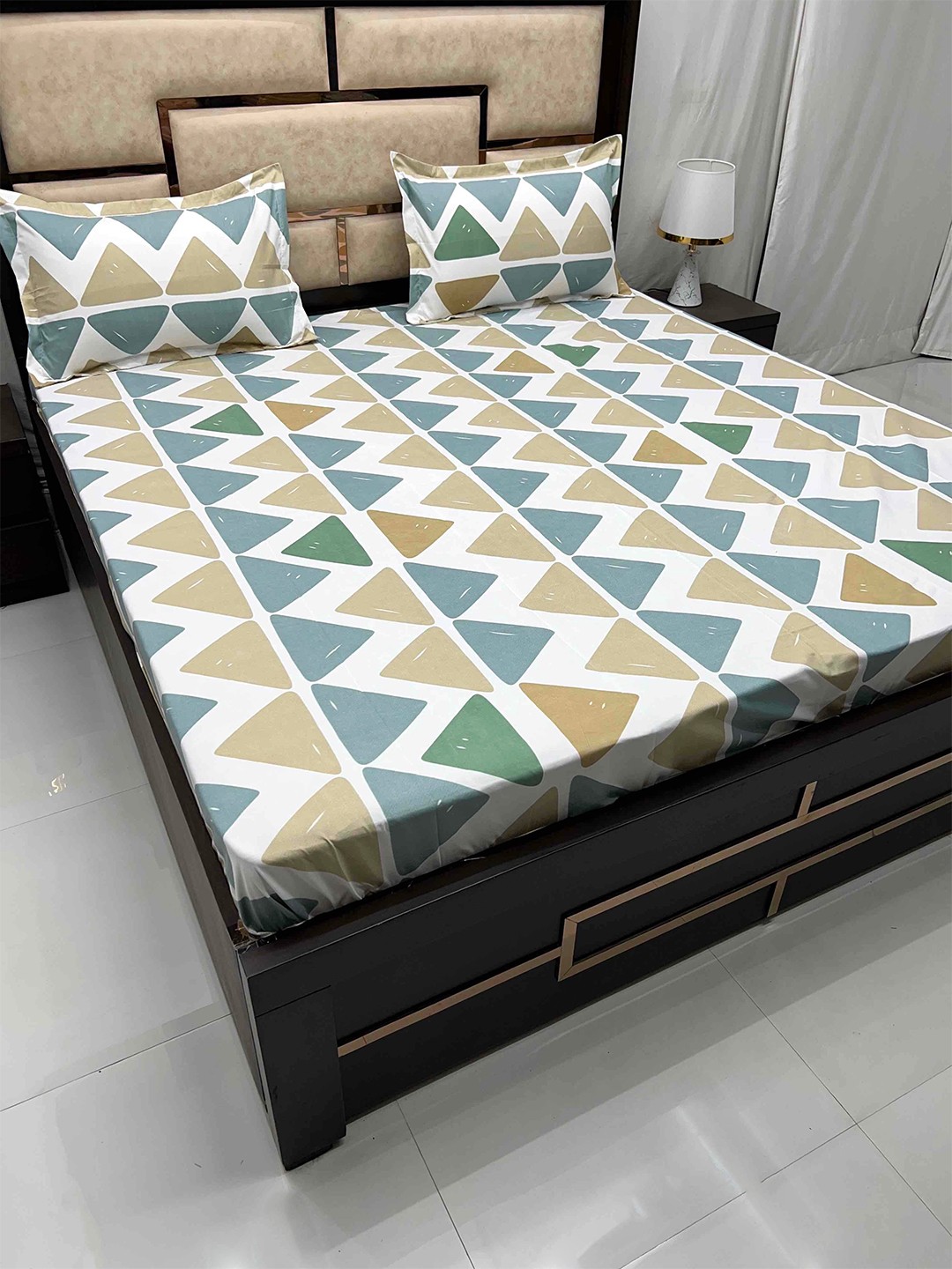 

Pure Decor Leisure Fur White Geometric Printed King Bedsheet With 2 Pillow Covers