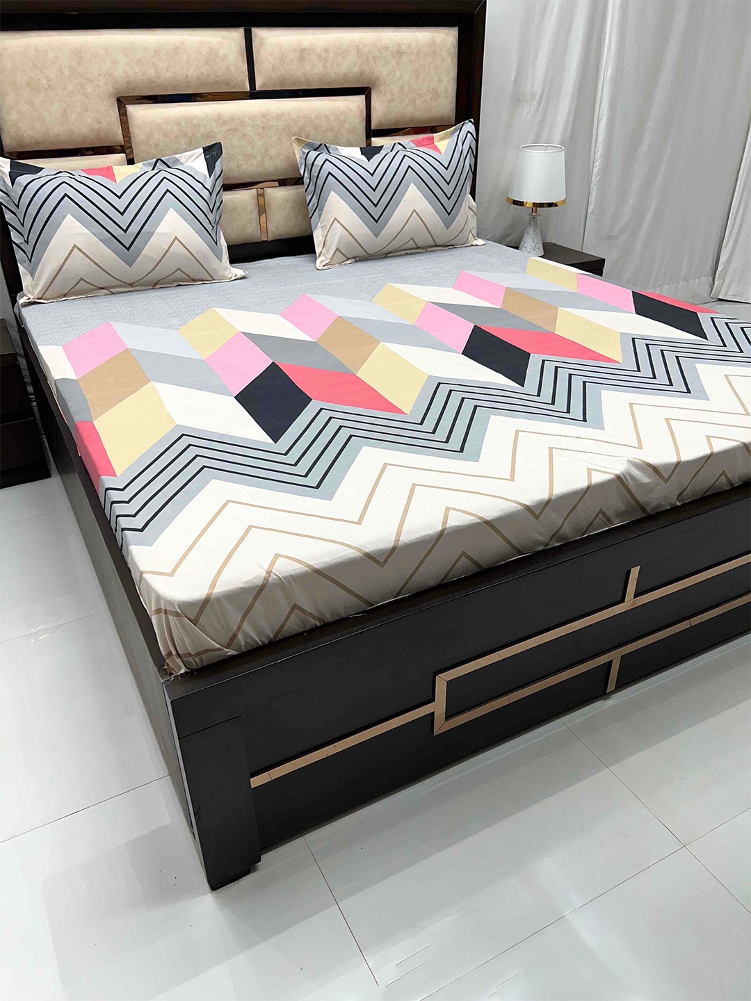 

Pure Decor leisure fur Grey Printed Geometric King Bedsheet With 2 Pillow Covers