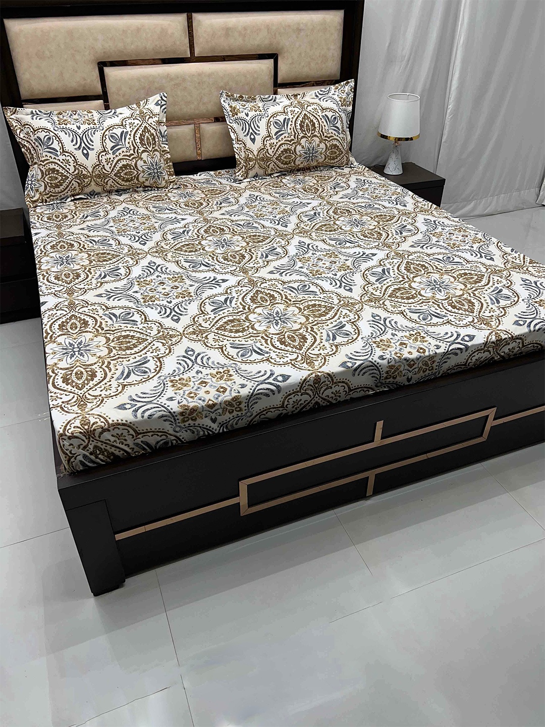 

Pure Decor Leisure Fur White Ethnic Motifs King Bedsheet With 2 Pillow Covers