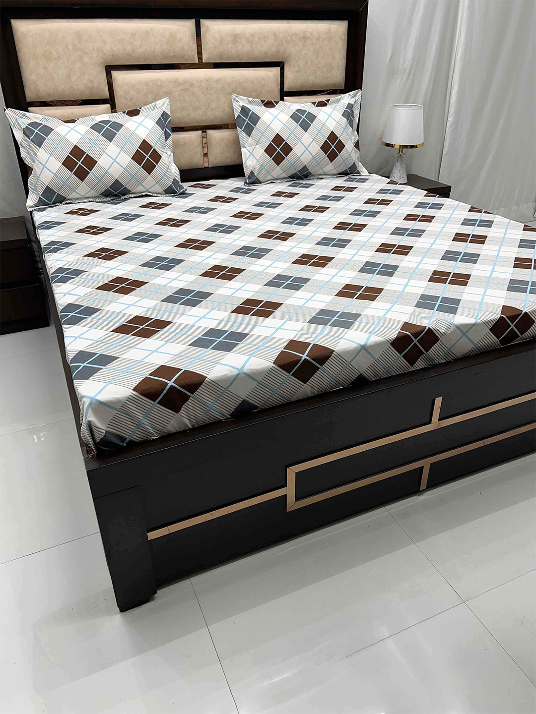 

Pure Decor Leisure Fur White & Black Geometric King Bedsheet With 2 Pillow Covers