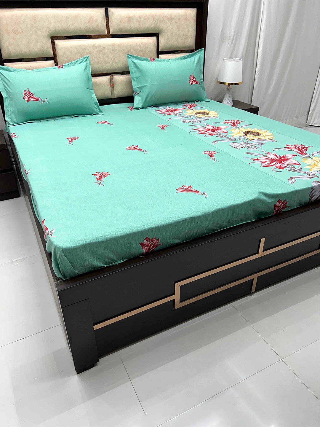 

Pure Decor Leisure Fur Green & Red Floral King Bedsheet With 2 Pillow Covers