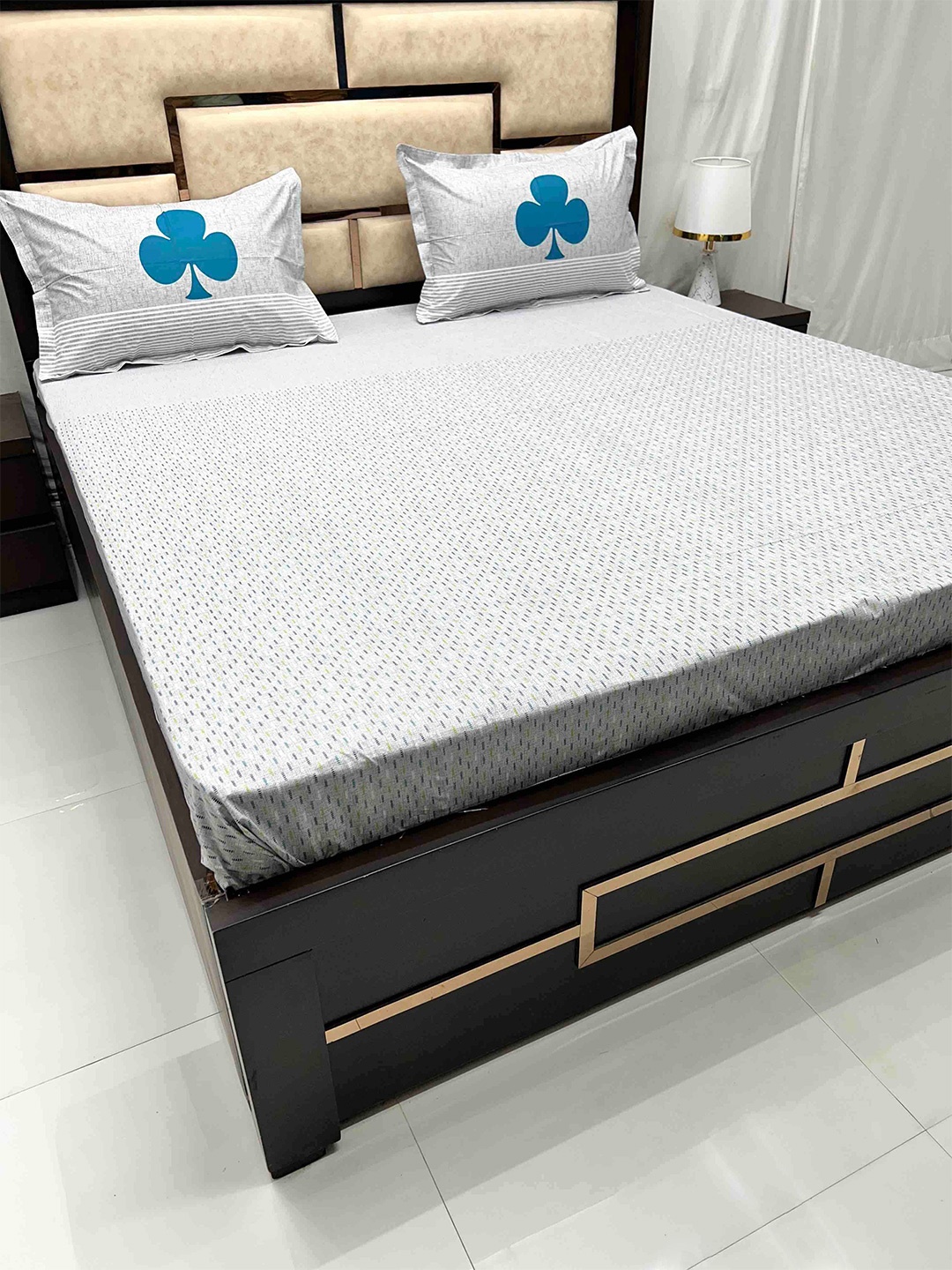 

Pure Decor Lifestyle Grey & Green Pure Cotton 330 TC King Bedsheet With 2 Pillow Covers