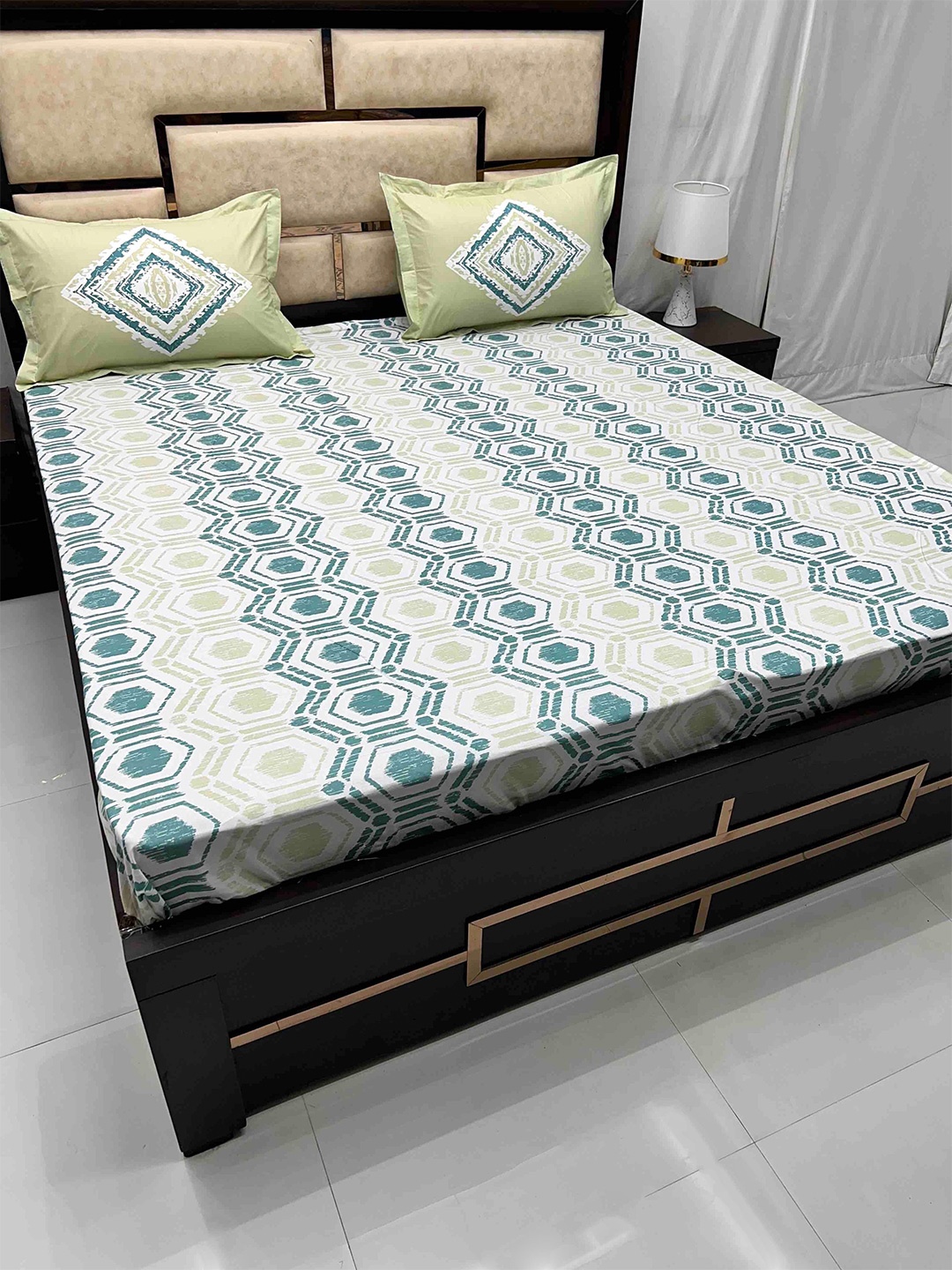 

Pure Decor White & Blue Geometric Cotton 330 TC King Bedsheet With 2 Pillow Covers
