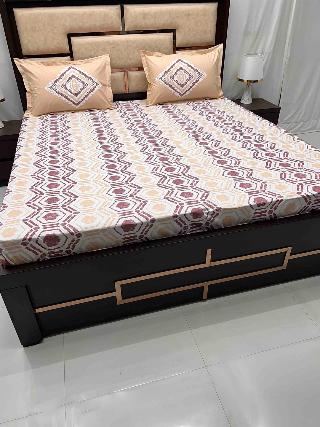 

Pure Decor Coral & Purple Geometric 330 TC King Bedsheet with 2 Pillow Covers