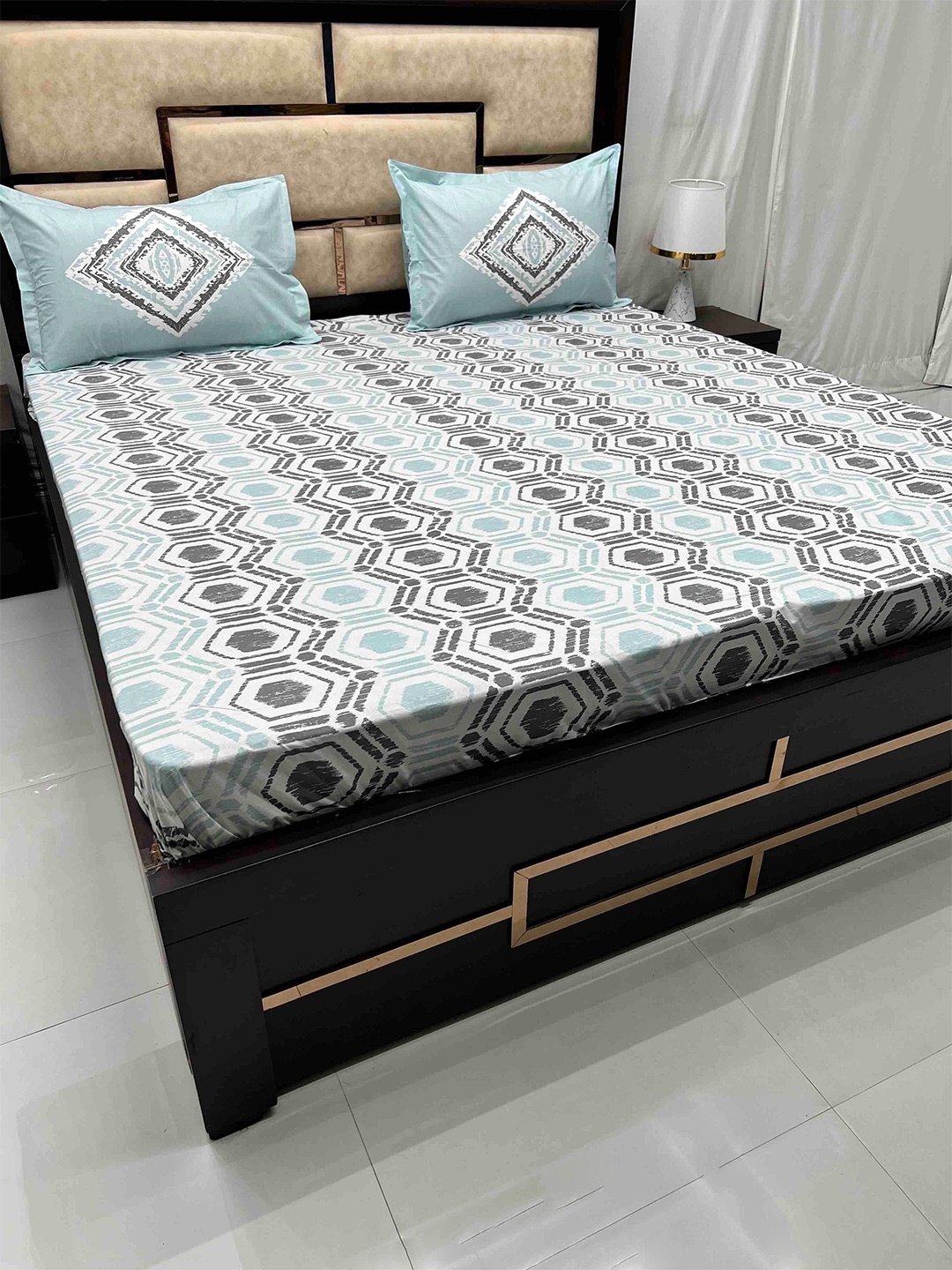 

Pure Decor Blue & White Geometric Cotton 330 TC King Bedsheet With 2 Pillow Covers