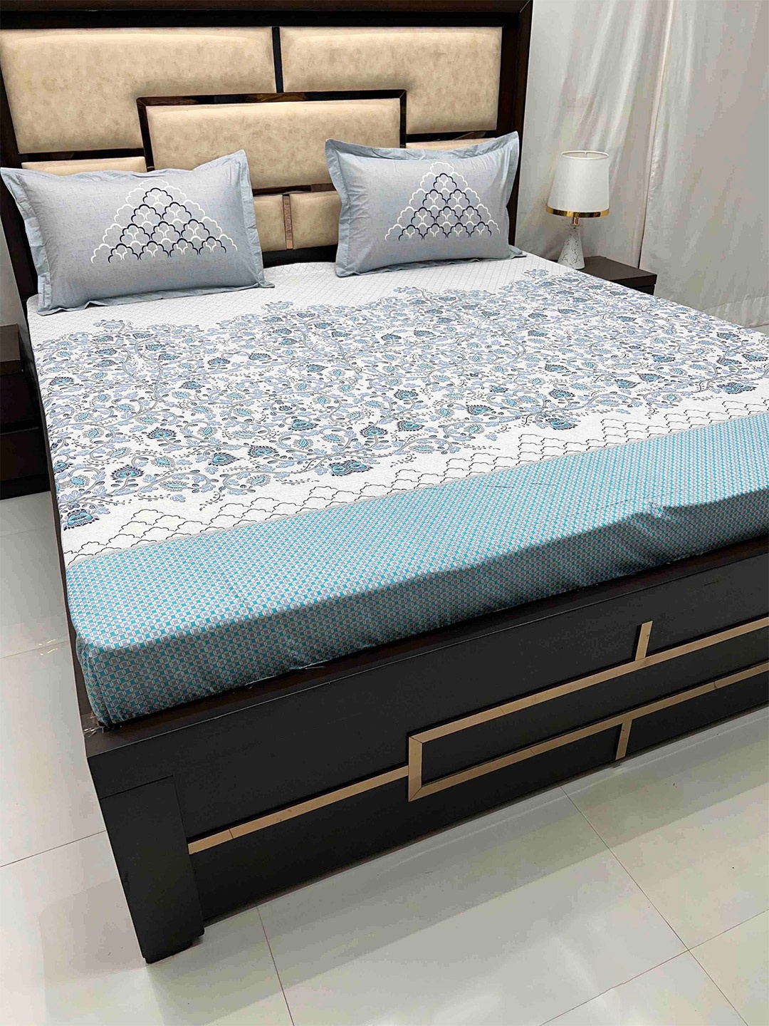 

Pure Decor Blue & White Floral Cotton 330 TC King Bedsheet With 2 Pillow Covers
