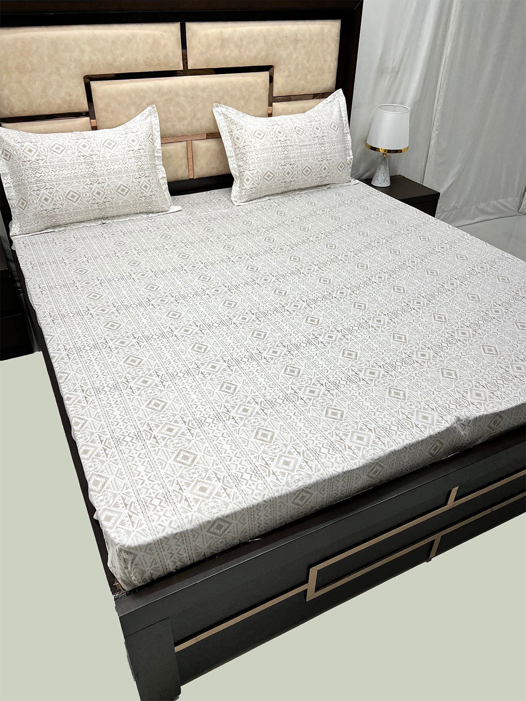 

Pure Decor Royal Divine White Geometric Cotton 350 TC King Bedsheet with 2 Pillow Covers