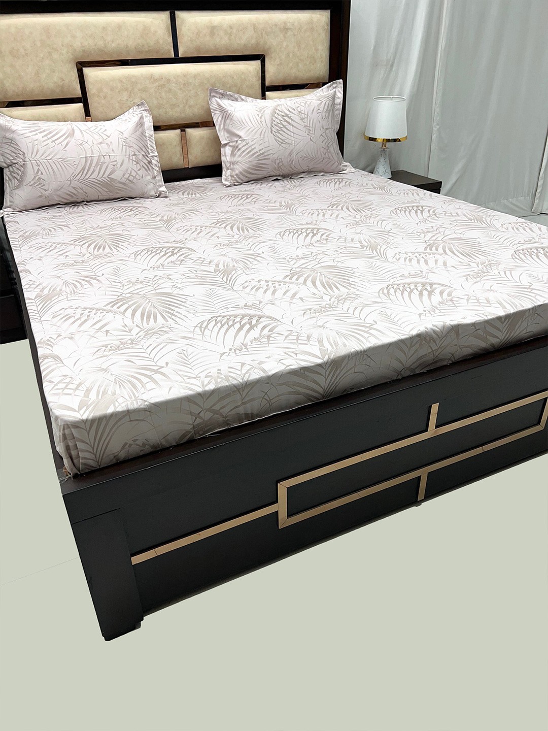 

Pure Decor Royal Divine White & Grey Pure Cotton 350 TC King Bedsheet with 2 Pillow Covers