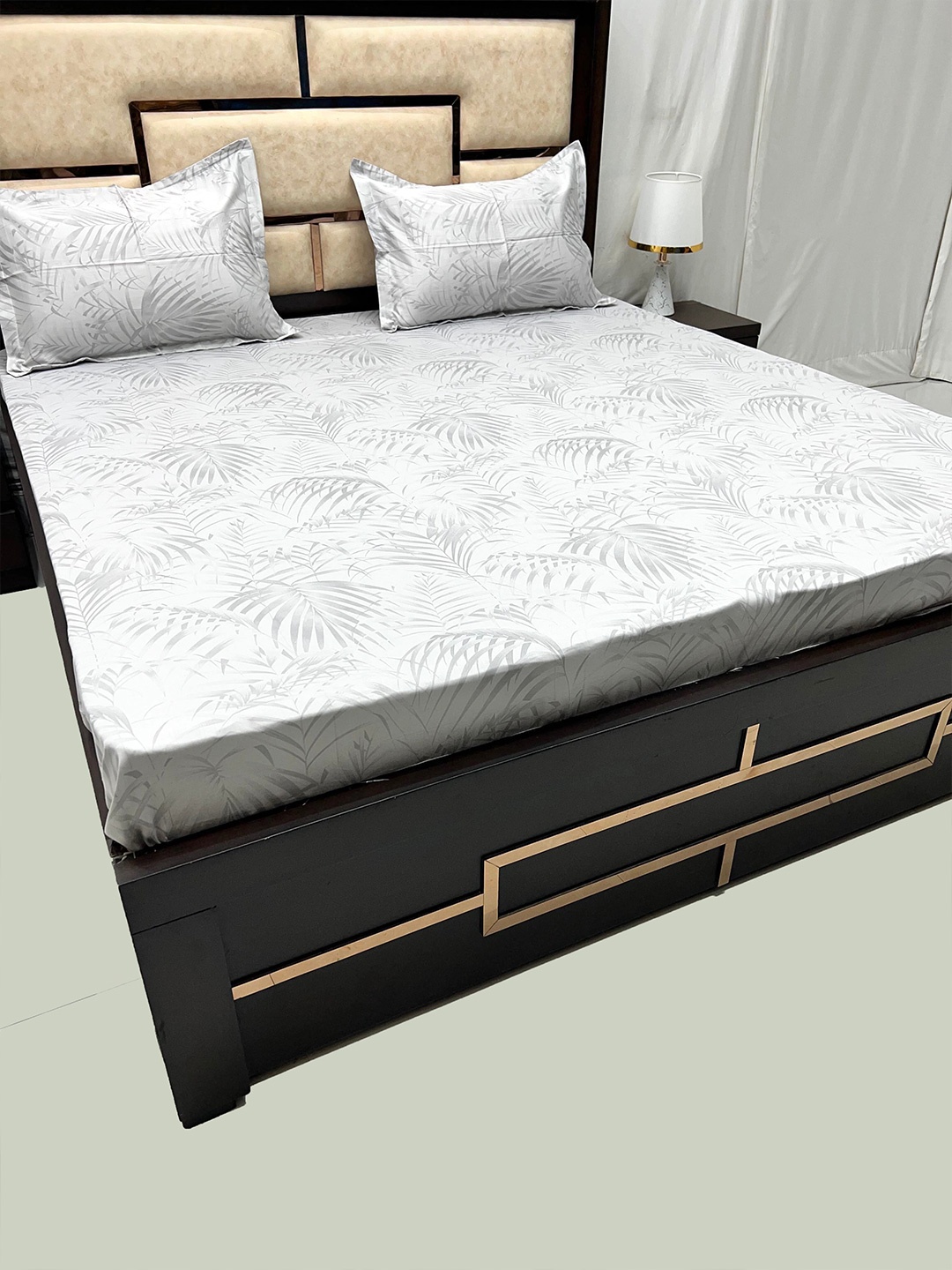 

Pure Decor Royal Divine Grey & White Pure Cotton 350 TC King Bedsheet with 2 Pillow Covers