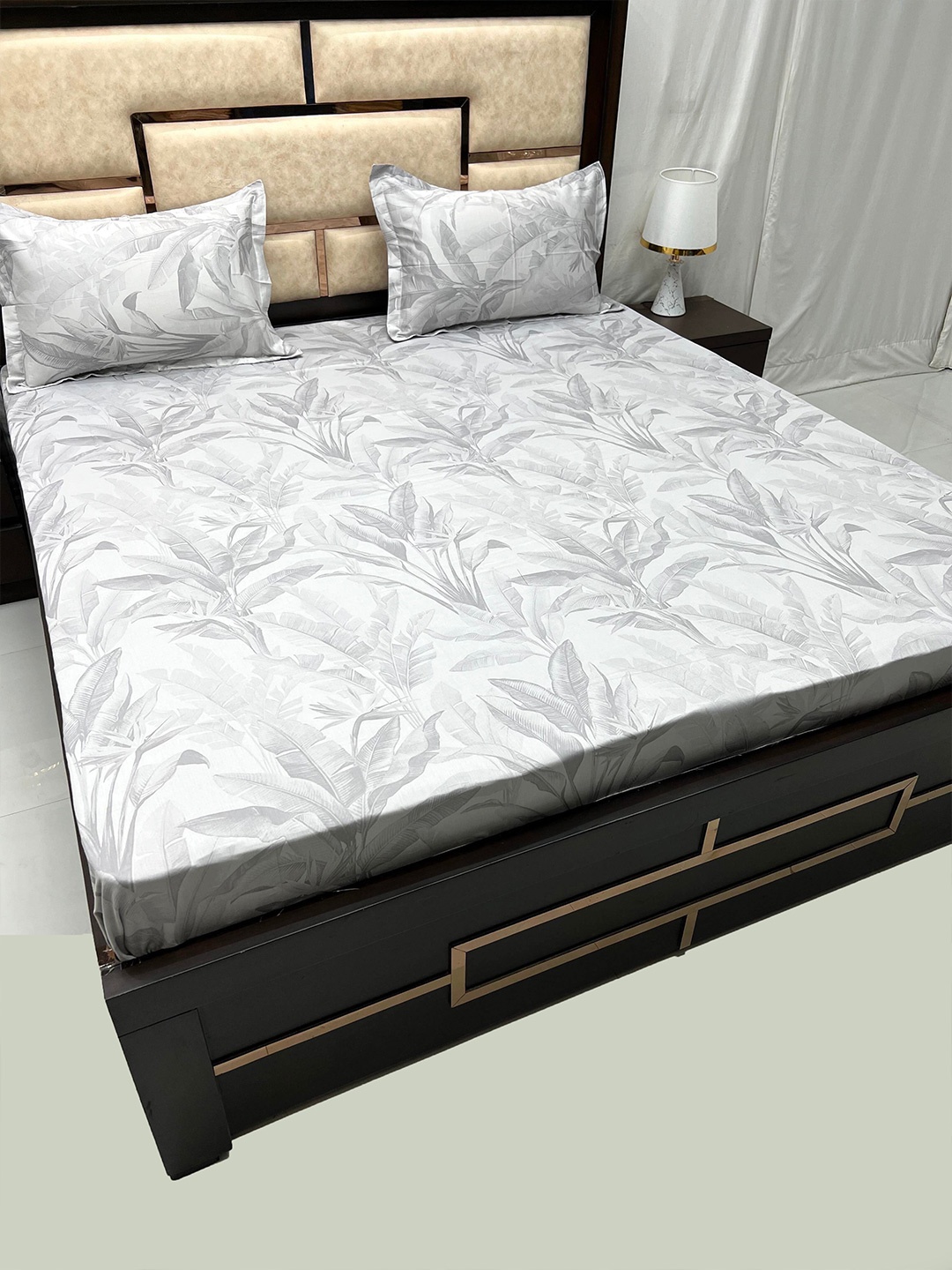 

Pure Decor Royal Divine Grey & White Pure Cotton 350 TC King Bedsheet with 2 Pillow Covers