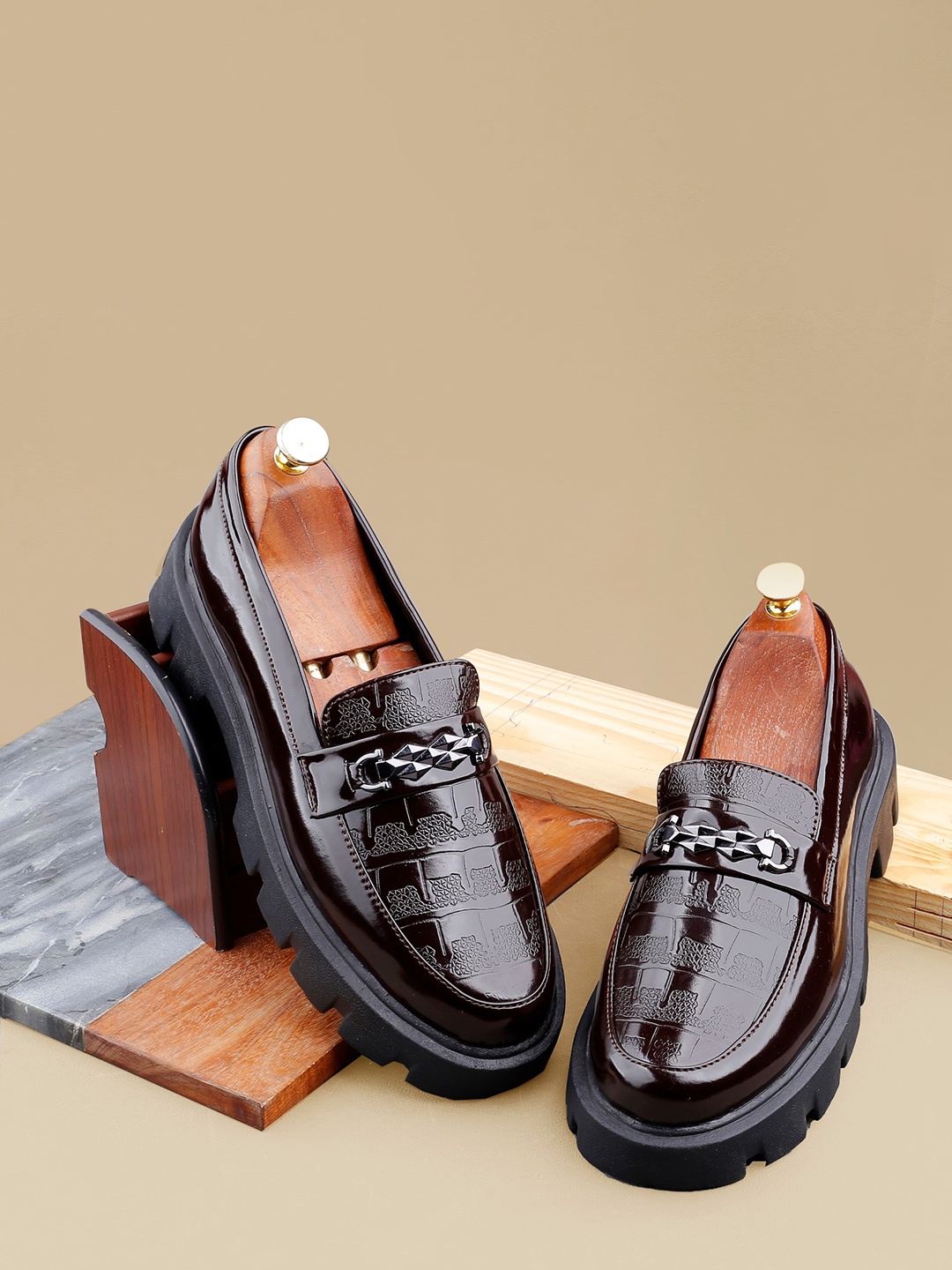 

INVICTUS Men Textured Heeled Loafers, Brown
