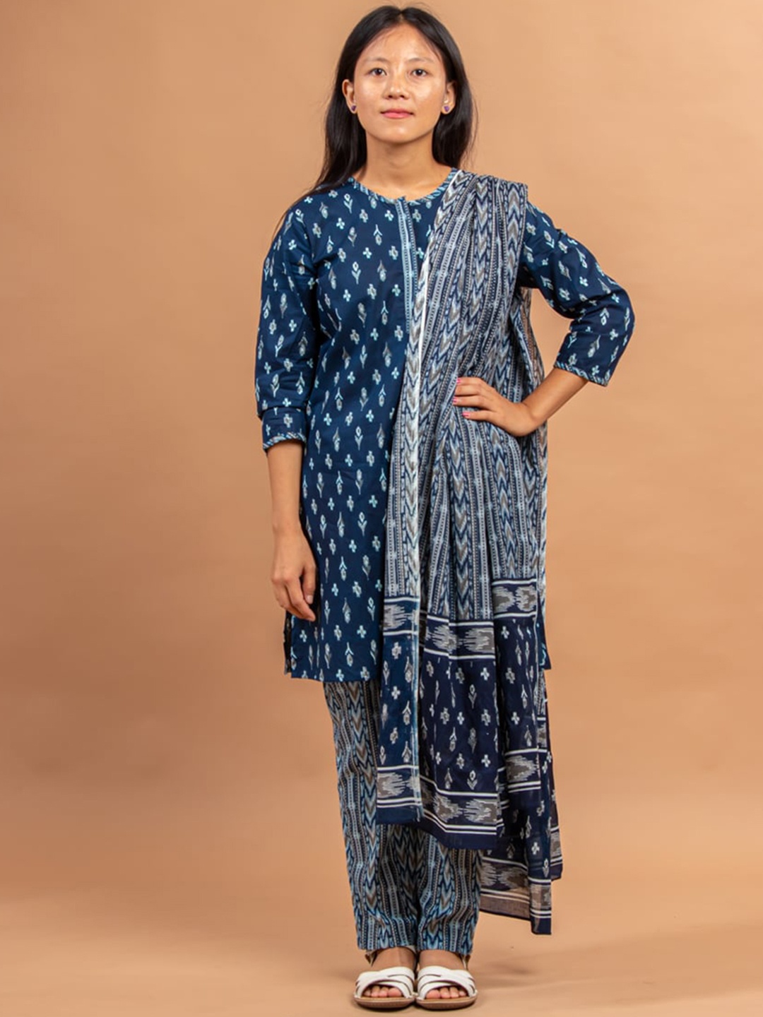 

Sangria Girls Blue & White Ikat Printed Pure Cotton Kurta Trouser With Dupatta