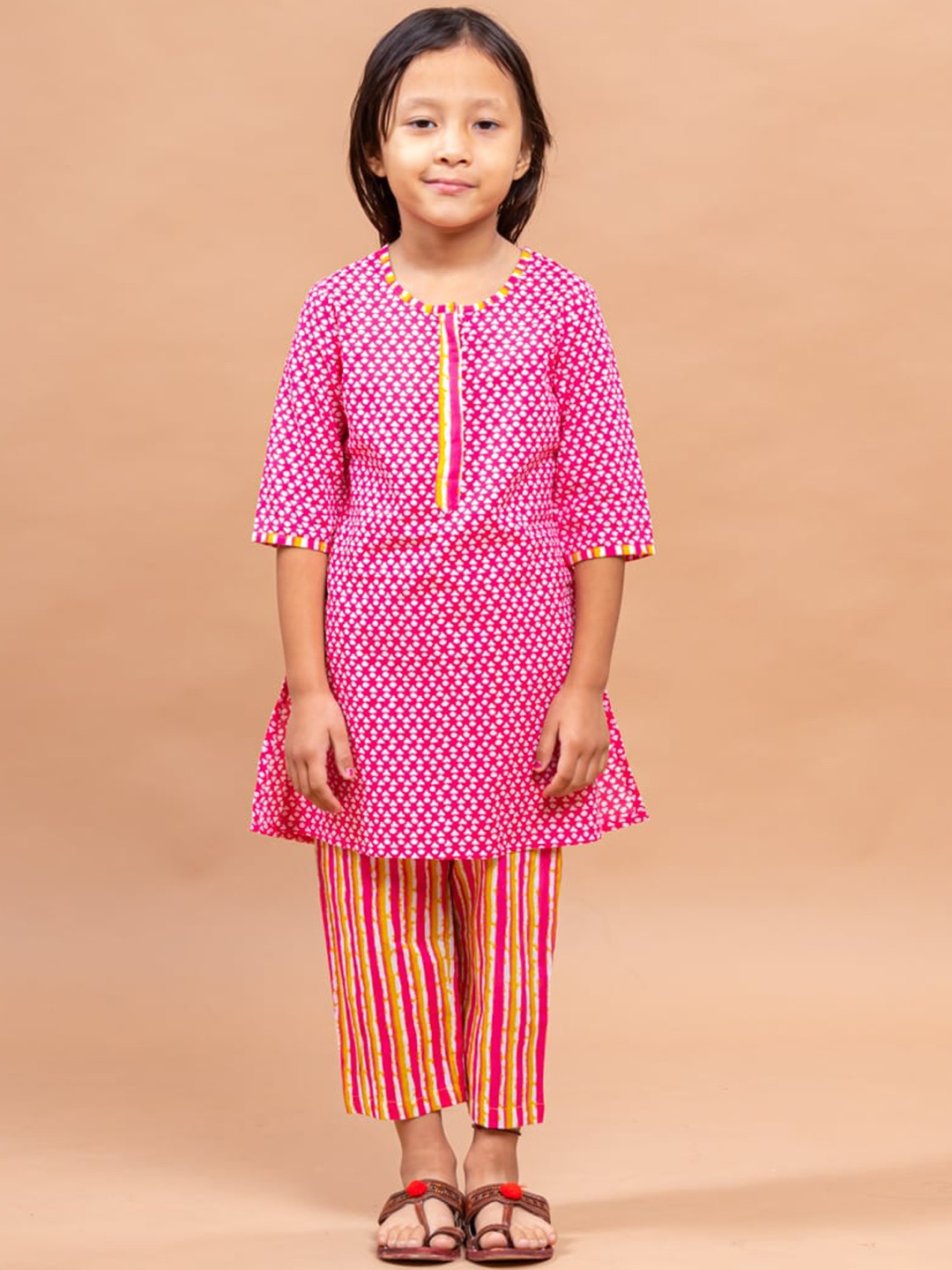 

Sangria Girls Floral Printed Pure Cotton Straight Kurta With Trousers, Pink