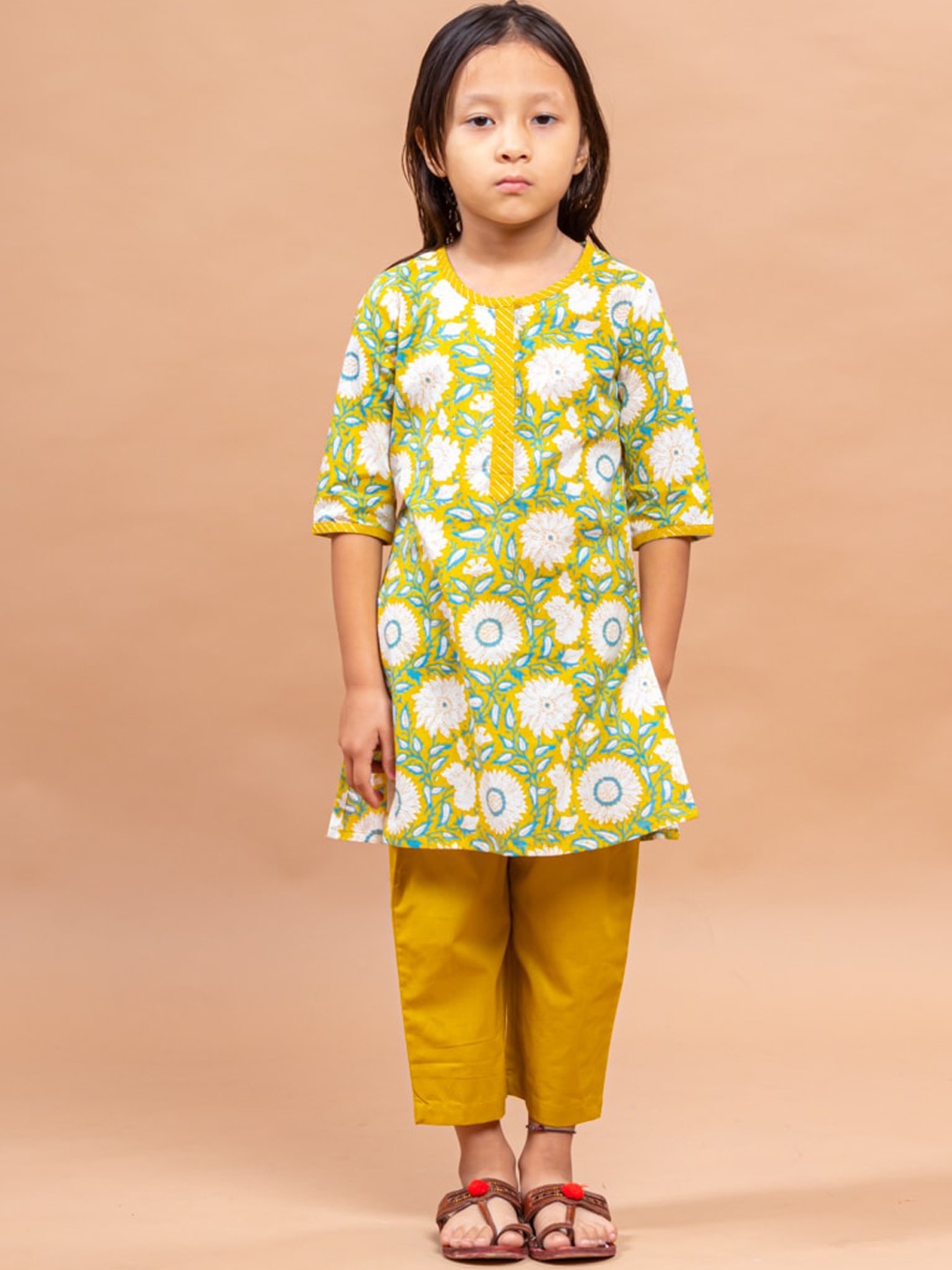 

Sangria Girls Floral Printed Pure Cotton Straight Kurta With Trousers, Green