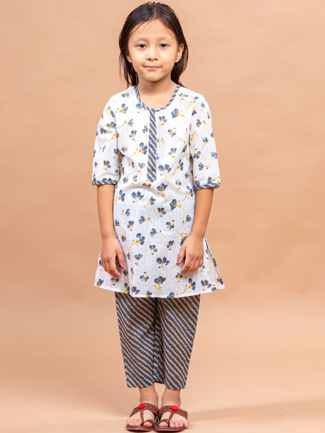 

Sangria Girls Floral Printed Pure Cotton Straight Kurta With Trousers, Grey