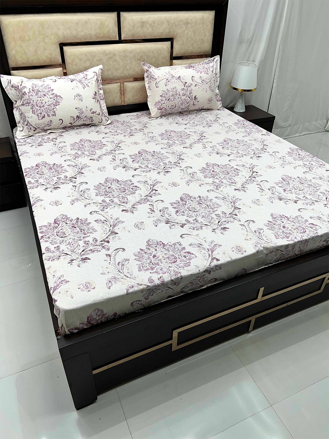 

Pure Decor Velar Fur Sib White & Purple Cotton 330 TC King Bedsheet with 2 Pillow Covers