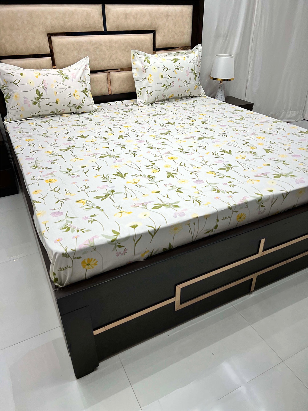 

Pure Decor Velar Fur Sib White Floral Cotton 330 TC King Bedsheet & 2 Pillow Covers