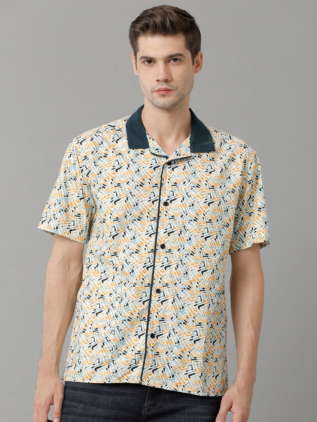 

Voi Jeans Abstract Printed Cutaway Collar Short Sleeves Cotton Casual Shirt, Off white
